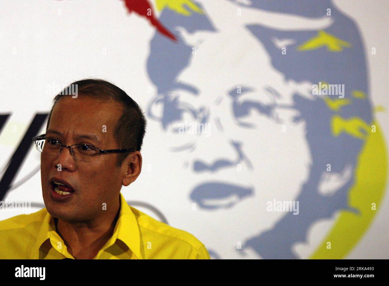 Bildnummer: 54267008  Datum: 01.08.2010  Copyright: imago/Xinhua (100801) -- MANDALUYONG, Aug. 1, 2010 (Xinhua) -- Philippine President Benigno Noynoy Aquino III answers queries from the media during a commemoration of the first death anniversary of her mother, former President Corazon Aquino, at the De La Salle University Gymnasium in Mandaluyong City, Philippines, Aug. 1, 2010. Corazon Aquino, revered by the Filipinos as the country s mother of independence, died of colon cancer last year. (Xinhua/Rouelle Umali) (axy) PHILIPPINES-CORAZON AQUINO-DEATH ANNIVERSARY PUBLICATIONxNOTxINxCHN People Stock Photo