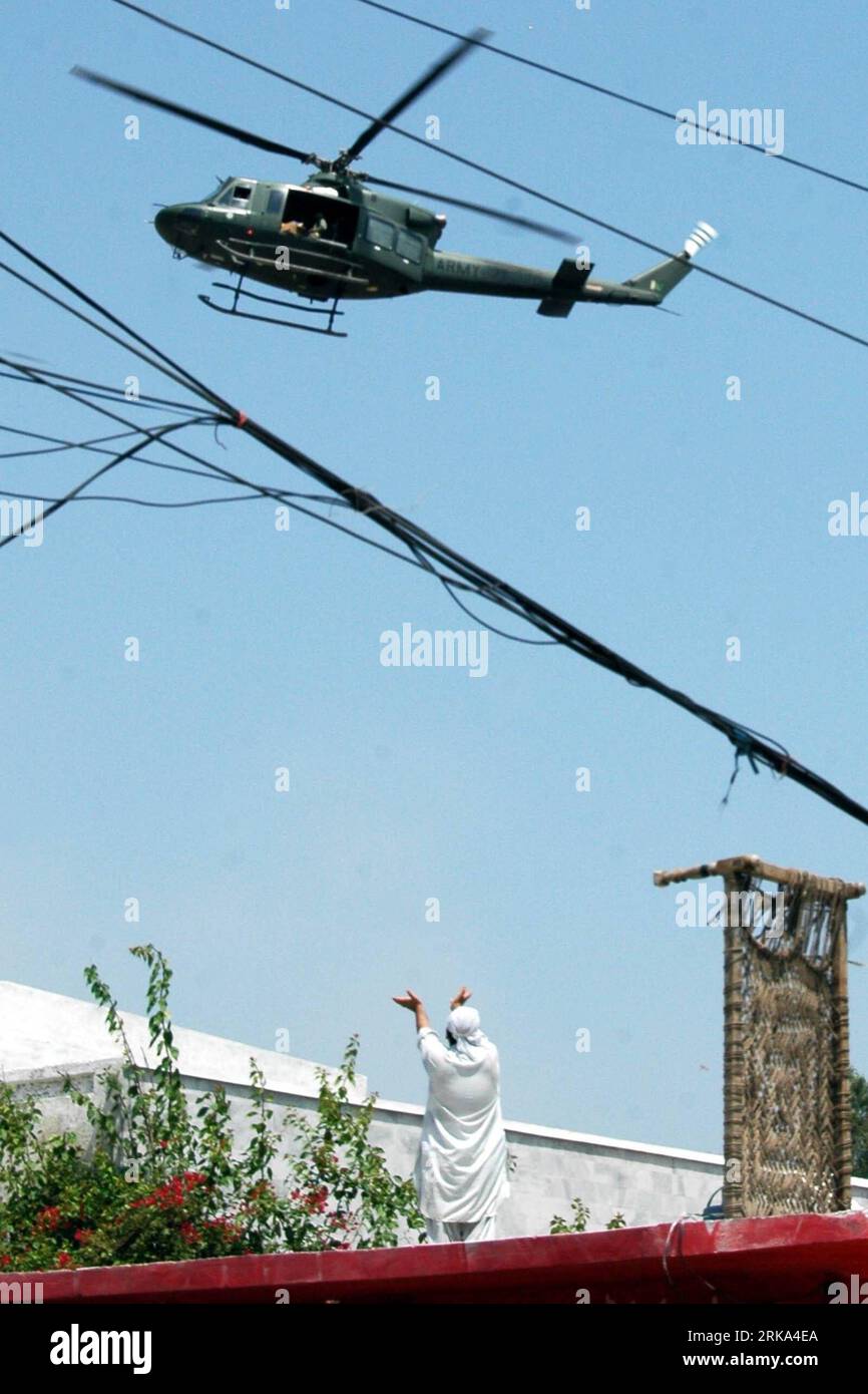 Bildnummer: 54268344  Datum: 02.08.2010  Copyright: imago/Xinhua (100802) -- RISALPUR, August 2, 2010 (Xinhua) -- A helicopter flies over the flood-hit areas in northwest Pakistan s Risalpur on August 2, 2010. Continuing floods and monsoon rains have reportedly killed more than 1,400 and marooned another 30,000 in three of the five provinces in Pakistan as of Sunday.(Xinhua/Umar Qayyum)(zl) (6)PAKISTAN-FLOOD-DEATH TOLL PUBLICATIONxNOTxINxCHN Gesellschaft Unwetter Überschwemmung Flut Pakistan Naturkatastrophe kbdig xng 2010 hoch premiumd xint    Bildnummer 54268344 Date 02 08 2010 Copyright Ima Stock Photo