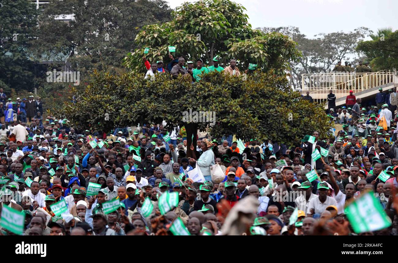 Bildnummer: 54268382  Datum: 01.08.2010  Copyright: imago/Xinhua (100802) -- NAIROBI, August 2, 2010 (Xinhua) -- Supporters of reforming the Kenyan constitution participate in a rally in Nairobi, Kenya, on August 1, 2010. Kenyans will go to the polls to either approve or reject the proposed Constitution on Aug. 4 at a referendum, whose campaigns have pitted two rivals- the Yes and No camps. (Xinhua/Zhao Yingquan) (zl) (3)KENYA-CONSTITUTION-POLL-CAMPAIGN PUBLICATIONxNOTxINxCHN Politik Kenia Demo Protest neue Verfassung Reform premiumd xint kbdig xng 2010 quer     Bildnummer 54268382 Date 01 08 Stock Photo