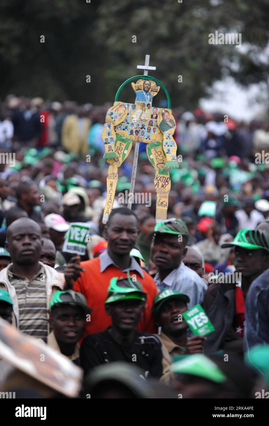 Bildnummer: 54268385  Datum: 01.08.2010  Copyright: imago/Xinhua (100802) -- NAIROBI, August 2, 2010 (Xinhua) -- Supporters of reforming the Kenyan constitution participate in a rally in Nairobi, Kenya, on August 1, 2010. Kenyans will go to the polls to either approve or reject the proposed Constitution on Aug. 4 at a referendum, whose campaigns have pitted two rivals- the Yes and No camps. (Xinhua/Zhao Yingquan) (zl) (8)KENYA-CONSTITUTION-POLL-CAMPAIGN PUBLICATIONxNOTxINxCHN Politik Kenia Demo Protest neue Verfassung Reform premiumd xint kbdig xng 2010 hoch     Bildnummer 54268385 Date 01 08 Stock Photo