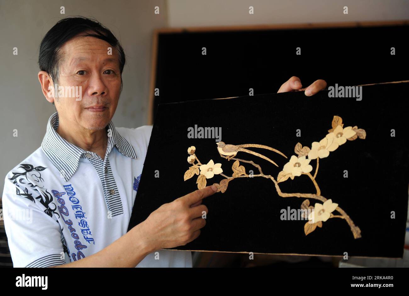 Bildnummer: 54269557  Datum: 30.07.2010  Copyright: imago/Xinhua (100802) -- YIFENG, Aug. 2, 2010 (Xinhua) -- Peng Niu, a bamboo carving artist, displays his artwork at the Yifeng County in east China s Jiangxi Province, July 30, 2010. Peng, 65 years old, has studied bamboo-carving for decades. He combined the technics of inlaying bullion and bowlder on cloisonne, wood carving skills from Dongyang and special bamboo engraving process from Huangyan with his own bamboo carving technics, which ensure the extraordinary artistic value of every piece of his bamboo sculpture works. (Xinhua/Zhou Ke) ( Stock Photo
