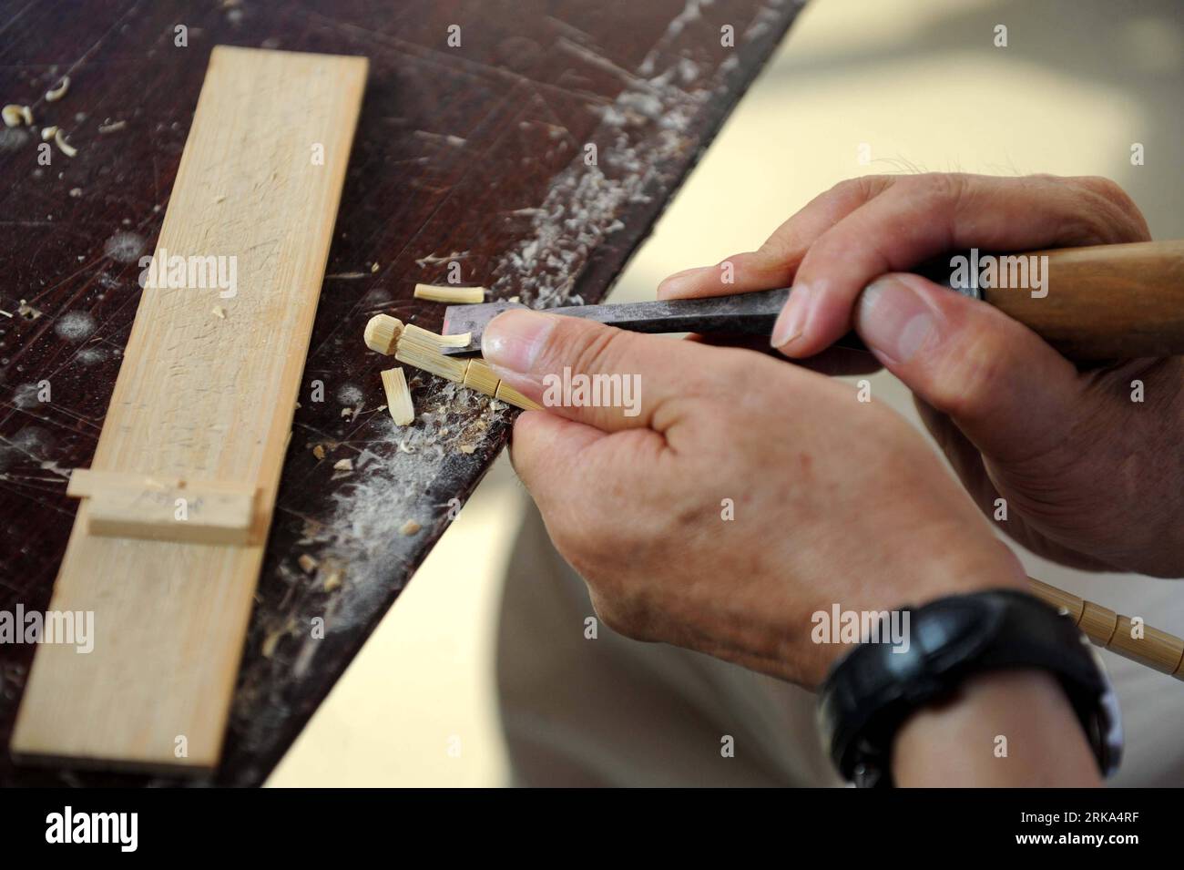 Bildnummer: 54269554  Datum: 30.07.2010  Copyright: imago/Xinhua (100802) -- YIFENG, Aug. 2, 2010 (Xinhua) -- Peng Niu, a bamboo carving artist, carves a bamboo work at the Yifeng County in east China s Jiangxi Province, July 30, 2010. Peng, 65 years old, has studied bamboo-carving for decades. He combined the technics of inlaying bullion and bowlder on cloisonne, wood carving skills from Dongyang and special bamboo engraving process from Huangyan with his own bamboo carving technics, which ensure the extraordinary artistic value of every piece of his bamboo sculpture works. (Xinhua/Zhou Ke) ( Stock Photo