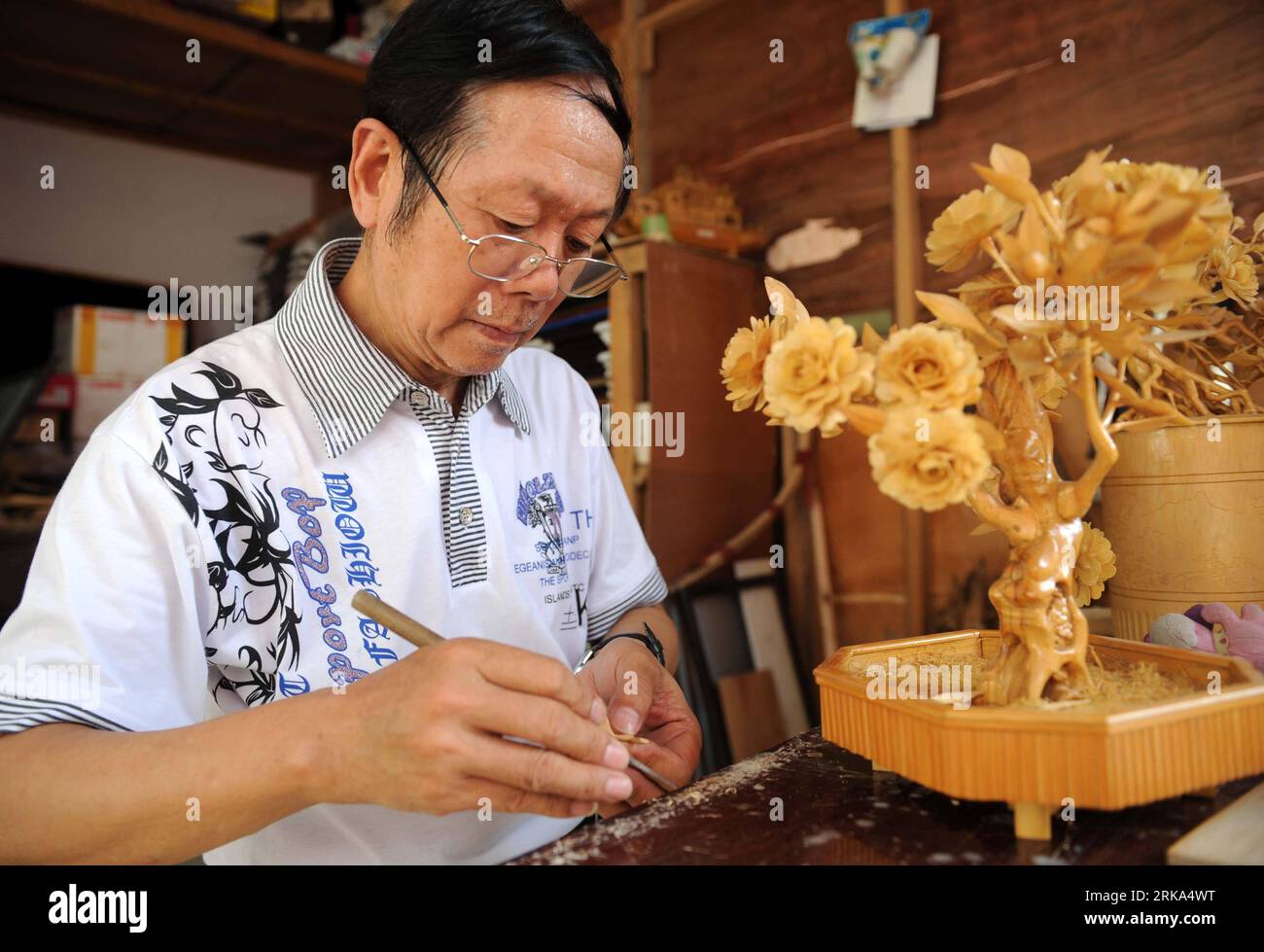 Bildnummer: 54269558  Datum: 30.07.2010  Copyright: imago/Xinhua (100802) -- YIFENG, Aug. 2, 2010 (Xinhua) -- Peng Niu, a bamboo carving artist, carves a bamboo work at the Yifeng County in east China s Jiangxi Province, July 30, 2010. Peng, 65 years old, has studied bamboo-carving for decades. He combined the technics of inlaying bullion and bowlder on cloisonne, wood carving skills from Dongyang and special bamboo engraving process from Huangyan with his own bamboo carving technics, which ensure the extraordinary artistic value of every piece of his bamboo sculpture works. (Xinhua/Zhou Ke) ( Stock Photo