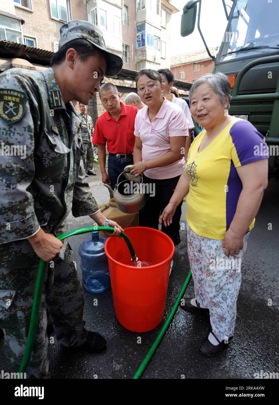 Bildnummer: 54269610  Datum: 02.08.2010  Copyright: imago/Xinhua (100802) -- TONGHUA, Aug. 2, 2010 (Xinhua) -- Soldiers give water to local residents in Tonghua City, northeast China s Jilin Province, Aug. 2, 2010. Torrential rains have damaged water pipelines leaving 300,000 without tap water for two days in Tonghua, officials said Monday. More than 300 workers had been mobilized to quickly restore the water supply, said Wang Ruimin, head of the public utility bureau in Tonghua. (Xinhua/Jiang Lin) (zhs) (7)CHINA-JILIN-TONGHUA-WATER-FLOOD (CN) PUBLICATIONxNOTxINxCHN Gesellschaft Trinkwasser Tr Stock Photo