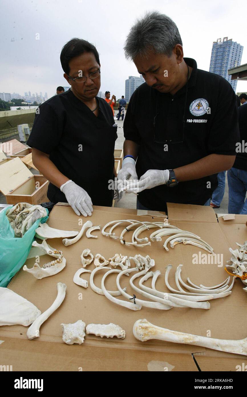 Bildnummer: 54276892  Datum: 05.08.2010  Copyright: imago/Xinhua (100805) -- QUEZON CITY, Aug. 5, 2010 (Xinhua) -- Forensic experts study the skeletal remains of the victims of the capsized M/V Princess of the Stars at the Public Affairs Office in Quezon City, the Philippines, August 5, 2010. , the Philippine ferry M/V Princess of the Stars sank off Romblon province in central Philippines after being hit by a ferocious typhoon. Only 42 passengers out of 747 aboard the ferry were rescued. Less than 100 remains had been retrieved since the sinking.(Xinhua/Rouelle Umali)(zl) THE PHILIPPINES-QUEZO Stock Photo