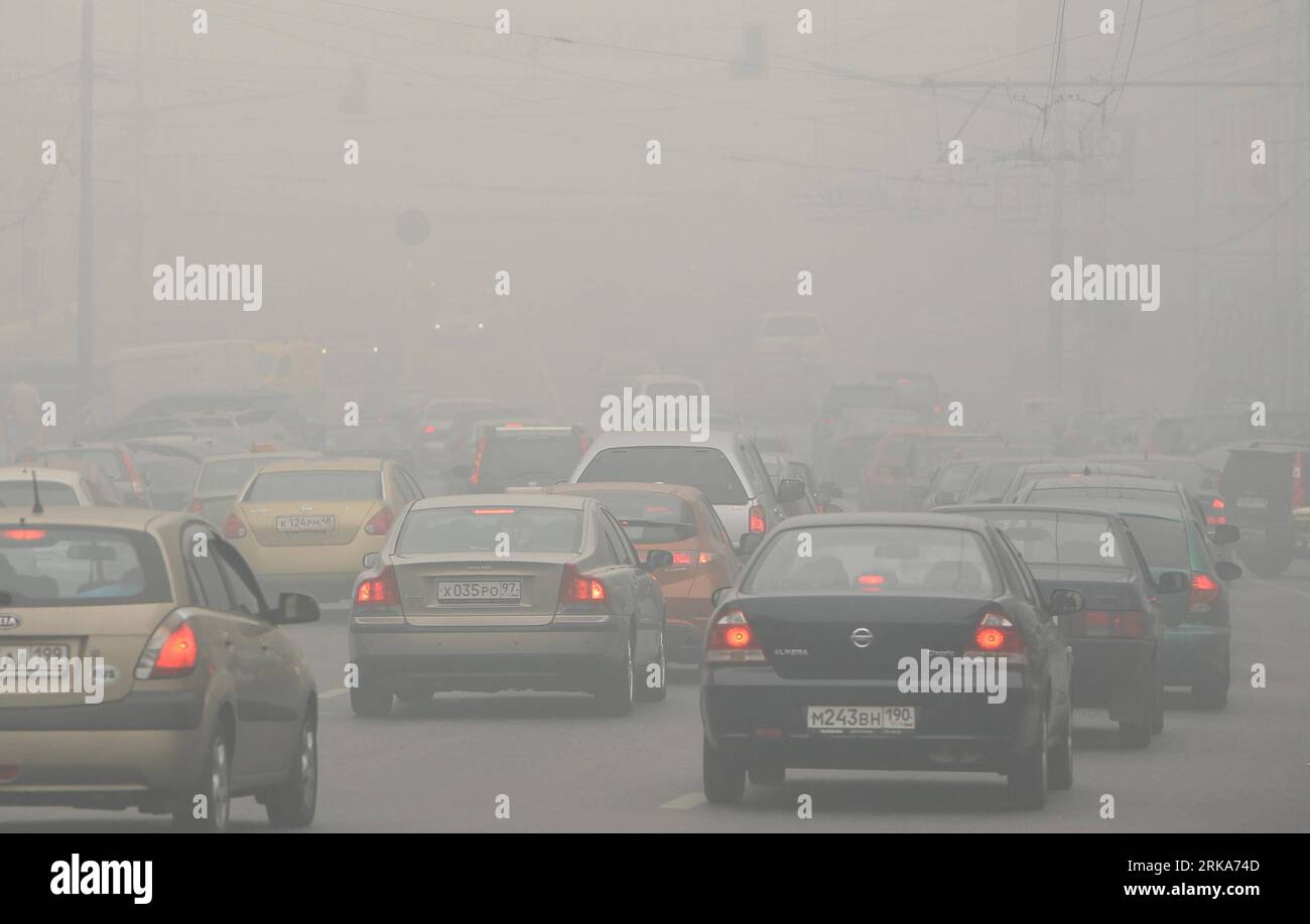 Bildnummer: 54280010  Datum: 06.08.2010  Copyright: imago/Xinhua (100806) -- MOSCOW, Aug. 6, 2010 (Xinhua) -- Cars run in the smog covered street in Moscow, Russia, Aug. 6, 2010. As smog caused by peat fires in nearby forest covered the city, Russian media reported air pollution was at least three times worse than normal. Experts warn the pollution could make breathing as dangerous as smoking. (Xinhua/Lu Jinbo) (yc) (7)RUSSIA-MOSCOW-SMOG PUBLICATIONxNOTxINxCHN Gesellschaft Naturkatastrophe Brand Feuer Waldbrand Brandkatastrophe Katastrophe RUS Smog premiumd xint kbdig xsk 2010 quer  o0 Rauch, Stock Photo