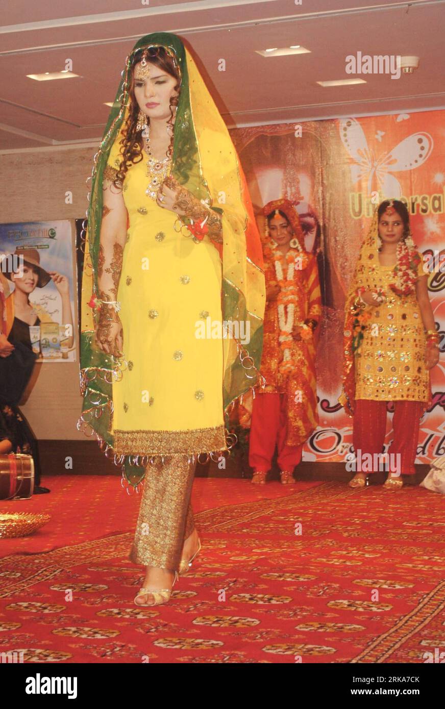 Pakistan dress hi-res stock photography and images - Page 23 - Alamy