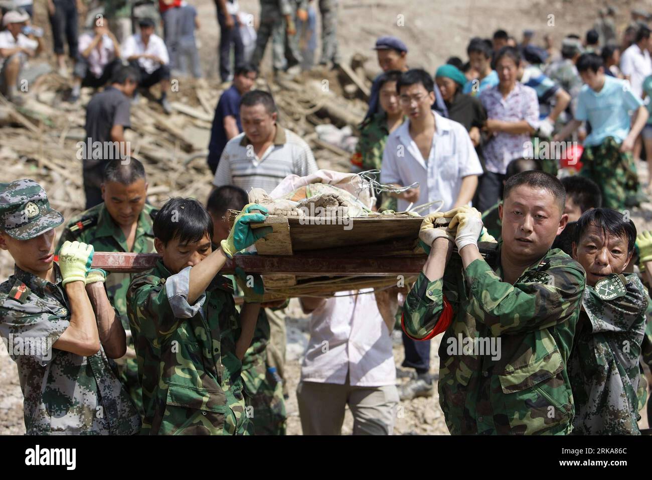 Bildnummer: 54284967  Datum: 09.08.2010  Copyright: imago/Xinhua ZHOUQU, Aug. 9, 2010 (Xinhua) -- Rescuers carry a victim s body in landslides-hit Zhouqu County, Gannan Tibetan Autonomous Prefecture in northwest China s Gansu Province, Aug. 9, 2010. The death toll from rain-triggered mudslides in Zhouqu County has risen to 137 as of 4:07 p.m. Monday, with 1,348 others still missing, said the provincial civil affairs department. Rescuers are racing against time in the search for survivors in the mudslide-flattened Zhouqu. (Xinhua/Xing Guangli) (cxy) CHINA-GANSU-ZHOUQU-LANDSLIDE-RESCUE (CN) PUBL Stock Photo