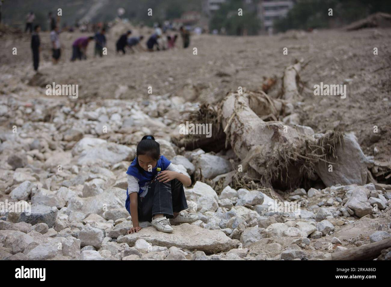 Bildnummer: 54284963  Datum: 09.08.2010  Copyright: imago/Xinhua ZHOUQU, Aug. 9, 2010 (Xinhua) -- Photo taken on Aug. 9, 2010 shows a girl waiting her parents who are busy doing rescue work in landslide-hit Zhouqu County, Gannan Tibetan Autonomous Prefecture in northwest China s Gansu Province. The death toll from rain-triggered mudslides in Zhouqu County has risen to 137 as of 4:07 p.m. Monday, with 1,348 others still missing, said the provincial civil affairs department. Rescuers are racing against time in the search for survivors in the mudslide-flattened Zhouqu. (Xinhua/Xing Guangli) (cxy) Stock Photo