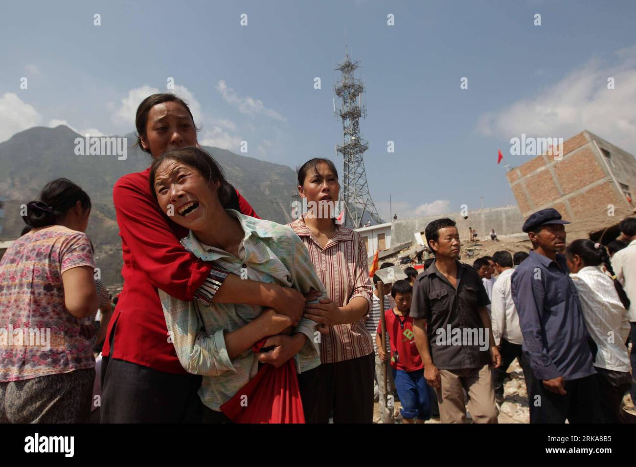 Bildnummer: 54285519  Datum: 09.08.2010  Copyright: imago/Xinhua (100809) -- ZHOUQU, Aug. 9, 2010 (Xinhua) -- Local residents mourn in landslide-hit Zhouqu County, Gannan Tibetan Autonomous Prefecture in northwest China s Gansu Province, Aug. 9, 2010. The death toll from rain-triggered mudslides in Zhouqu County has risen to 137 as of 4:07 p.m. Monday, with 1,348 others still missing, said the provincial civil affairs department. Rescuers are racing against time in the search for survivors in the mudslide-flattened Zhouqu. (Xinhua/Xing Guangli) (cxy) CHINA-GANSU-ZHOUQU-LANDSLIDE-DEATH TOLL (CN Stock Photo