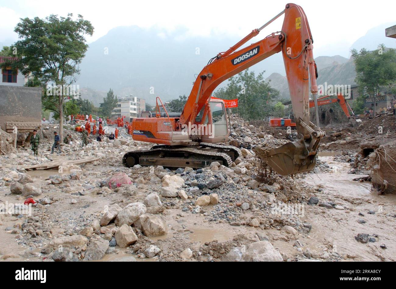 Bildnummer: 54285491  Datum: 09.08.2010  Copyright: imago/Xinhua (100809) -- ZHOUQU, Aug. 9, 2010 (Xinhua) -- An excavator works in landslide-hit Zhouqu County, Gannan Tibetan Autonomous Prefecture in northwest China s Gansu Province, Aug. 9, 2010. The death toll from rain-triggered mudslides in Zhouqu County has risen to 137 as of 4:07 p.m. Monday, with 1,348 others still missing, said the provincial civil affairs department. Rescuers with heavy equipments are racing against time in the search for survivors in the mudslide-flattened Zhouqu. (Xinhua/Gao Jianjun) (cxy) CHINA-GANSU-ZHOUQU-LANDSL Stock Photo