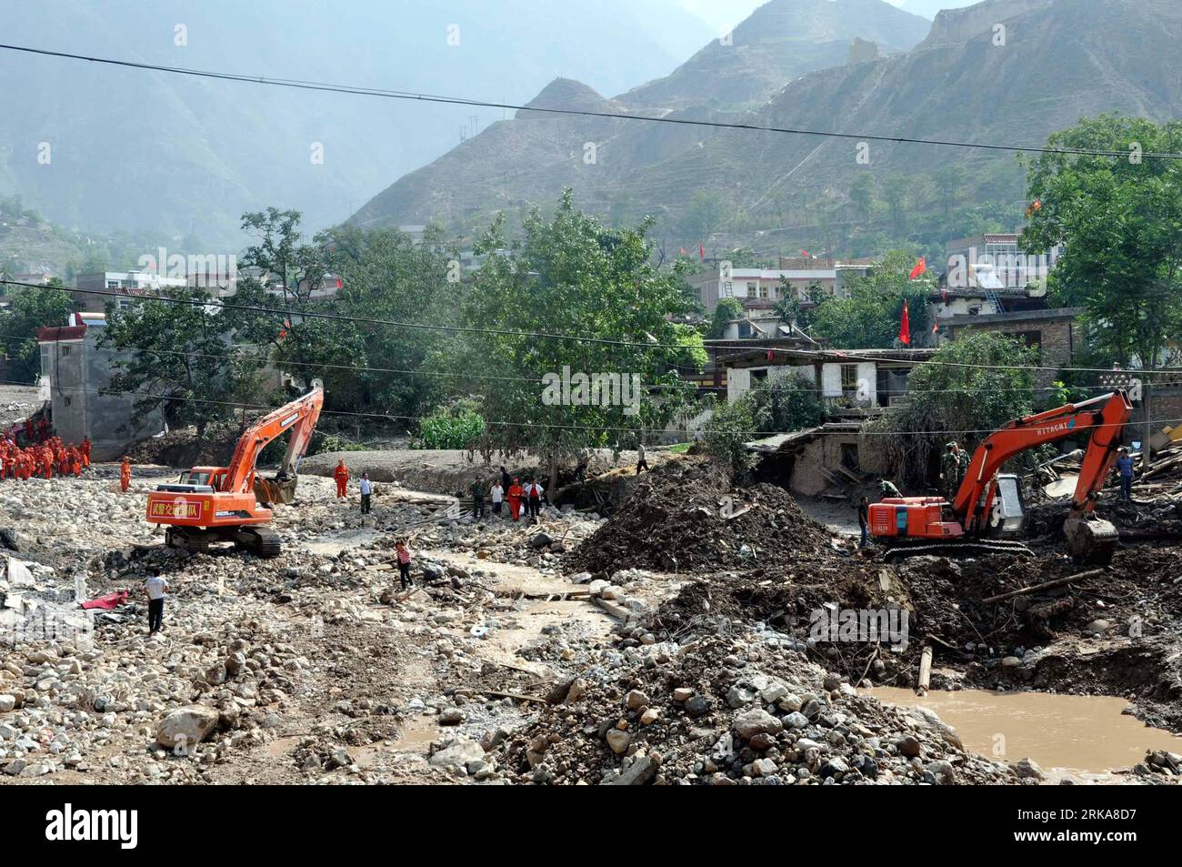 Bildnummer: 54285516  Datum: 09.08.2010  Copyright: imago/Xinhua (100809) -- ZHOUQU, Aug. 9, 2010 (Xinhua) -- Rescuers clean up the barriers on the road in Zhouqu County, Gannan Tibetan Autonomous Prefecture in northwest China s Gansu Province, Aug. 9, 2010. More than 280 rescuers and some 100 construction machineries are racing against the clock to restore the transportation system in Zhouqu County. More than 500 meters road have been resumed by the press time. (Xinhua/Pi Feng)(xzj) CHINA-GANSU-ZHOUQU-LANDSLIDE-RESCUE (CN) PUBLICATIONxNOTxINxCHN Gesellschaft Naturkatastrophe Erdrutsch Katastr Stock Photo