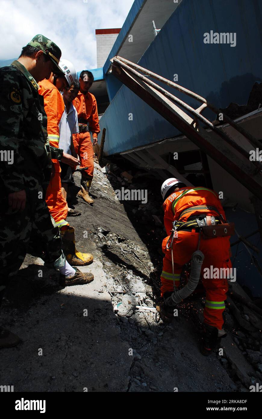 Bildnummer: 54285496  Datum: 08.08.2010  Copyright: imago/Xinhua (100809) -- ZHOUQU, Aug. 9, 2010 (Xinhua) -- Rescuers work in landslide-hit Zhouqu County, Gannan Tibetan Autonomous Prefecture in northwest China s Gansu Province, Aug. 8, 2010. Rain-triggered mudslides swept through Zhouqu early Sunday, leaving at least 137 dead and 1,348 others missing as of 4:07 p.m. Monday, according to the provincial civil affairs department. (Xinhua/Zhang Junmin) (cxy) CHINA-GANSU-ZHOUQU-LANDSLIDE-RESCUE-DEATH TOLL (CN) PUBLICATIONxNOTxINxCHN Gesellschaft Naturkatastrophe Erdrutsch Katastrophe kbdig xkg 20 Stock Photo