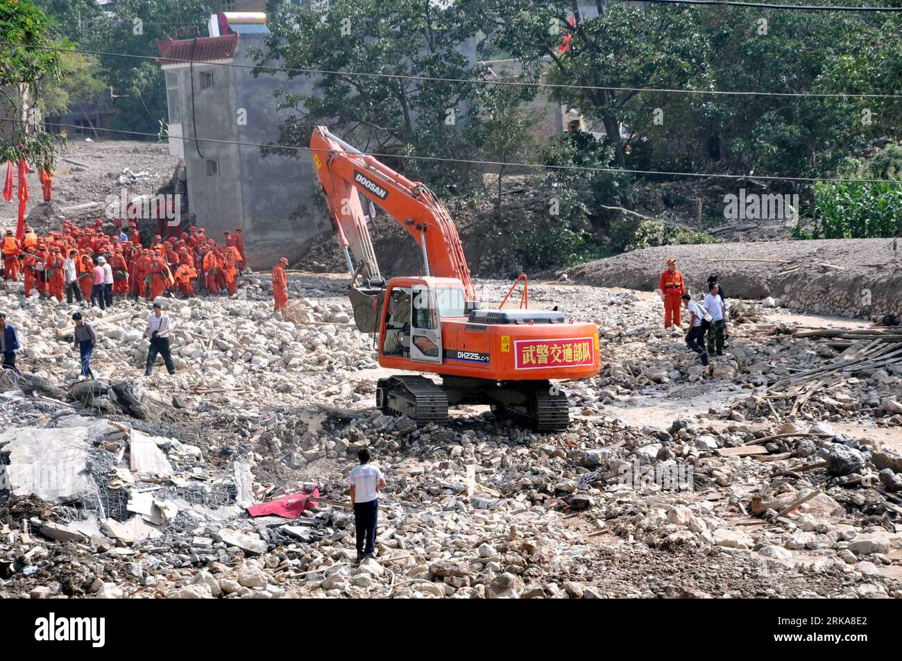 Bildnummer: 54285481  Datum: 09.08.2010  Copyright: imago/Xinhua (100809) -- ZHOUQU, Aug. 9, 2010 (Xinhua) -- Rescuers clean up the barriers on the road in Zhouqu County, Gannan Tibetan Autonomous Prefecture in northwest China s Gansu Province, Aug. 9, 2010. More than 280 rescuers and some 100 construction machineries are racing against the clock to restore the transportation system in Zhouqu County. More than 500 meters road have been resumed by the press time. (Xinhua/Pi Feng)(xzj) CHINA-GANSU-ZHOUQU-LANDSLIDE-RESCUE (CN) PUBLICATIONxNOTxINxCHN Gesellschaft Naturkatastrophe Erdrutsch Katastr Stock Photo