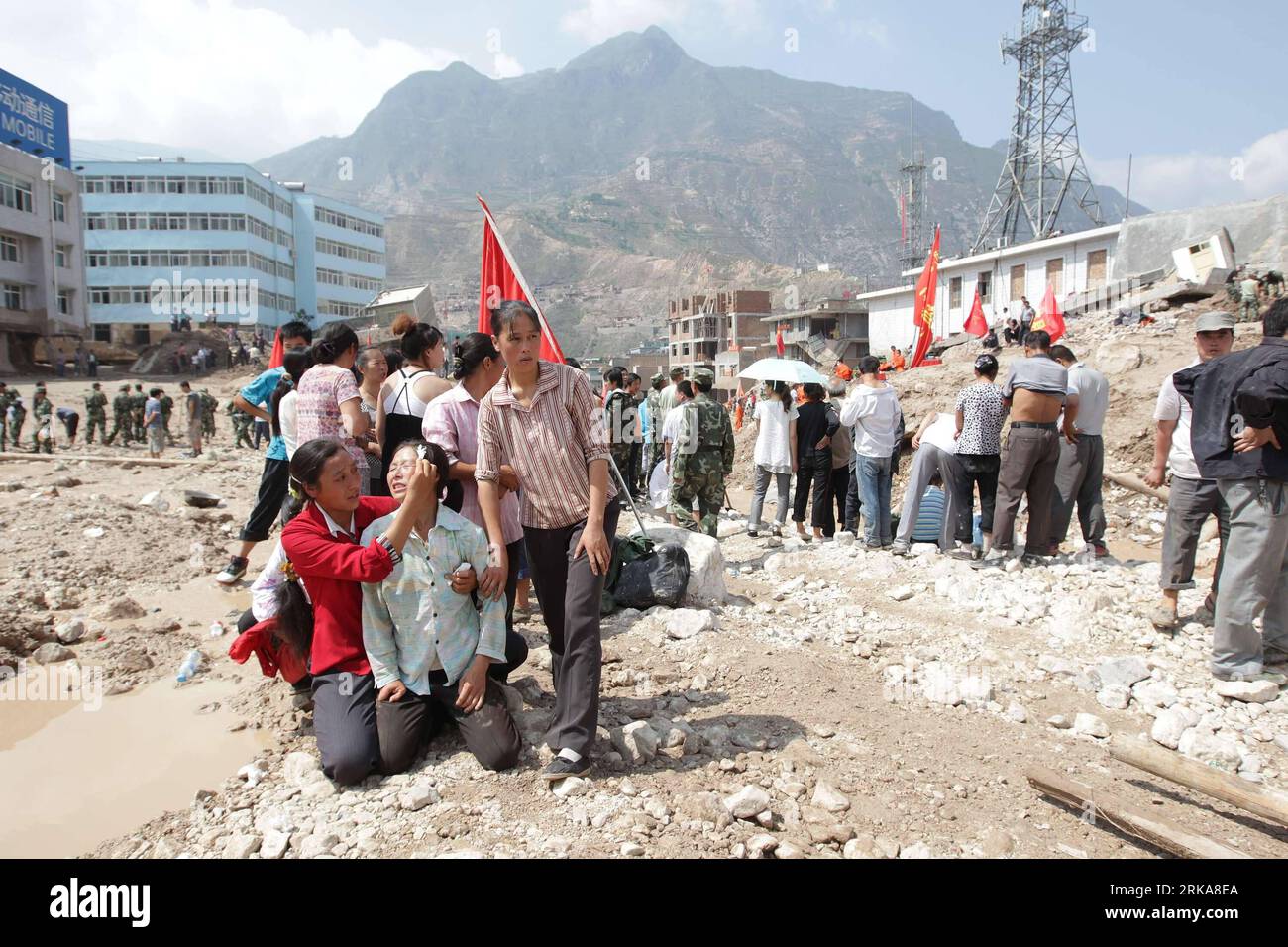 Bildnummer: 54285487  Datum: 09.08.2010  Copyright: imago/Xinhua (100809) -- ZHOUQU, Aug. 9, 2010 (Xinhua) -- Local residents mourn in landslide-hit Zhouqu County, Gannan Tibetan Autonomous Prefecture in northwest China s Gansu Province, Aug. 9, 2010. The death toll from rain-triggered mudslides in Zhouqu County has risen to 137 as of 4:07 p.m. Monday, with 1,348 others still missing, said the provincial civil affairs department. Rescuers are racing against time in the search for survivors in the mudslide-flattened Zhouqu. (Xinhua/Xing Guangli) (cxy) CHINA-GANSU-ZHOUQU-LANDSLIDE-DEATH TOLL (CN Stock Photo