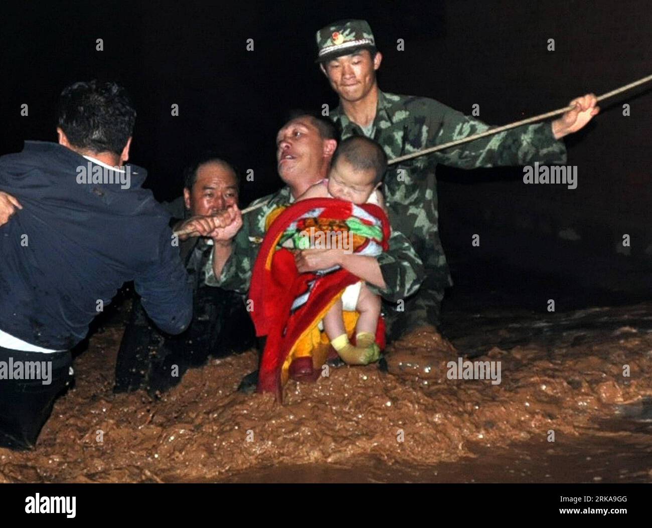 Bildnummer: 54290452  Datum: 11.08.2010  Copyright: imago/Xinhua (100811) -- TONGXIN, Aug. 11, 2010 (Xinhua) -- Firefighters and soldiers rescue villagers trapped in floodwaters in Tongxin County, northwest China s Ningxia Hui Autonomous Region, Aug. 11, 2010. At least 280 houses and some 130 hectares of farmlands were damaged due to the mountain torrents which hit Tongxin County early Wednesday. More than 1,000 villagers have been rescued. Measures have been taken to carry on post-disaster relief work. (Xinhua/Liang Cheng) (lb) CHINA-NINGXIA-TONGXIN-MOUNTAIN TORRENT (CN) PUBLICATIONxNOTxINxCH Stock Photo