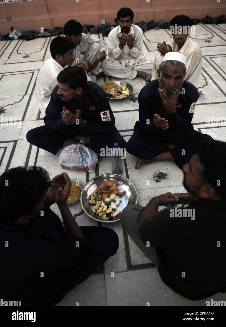 Bildnummer: 54293853  Datum: 12.08.2010  Copyright: imago/Xinhua (100812) -- KARACHI, August 12, 2010 (Xinhua) -- Pakistani pray before they break their fast on the first day of the Muslim fasting holy month of Ramadan in southern Pakistan s Karachi on August 12, 2010. (Xinhua/Arshad) (5)PAKISTAN-KARACHI-RAMADAN PUBLICATIONxNOTxINxCHN Gesellschaft traditionelle Feste Ramadan Fastenmonat Land Leute Religion Islam Premiumd xint kbdig xub 2010 hoch     Bildnummer 54293853 Date 12 08 2010 Copyright Imago XINHUA  Karachi August 12 2010 XINHUA Pakistani Pray Before They Break their Almost ON The Fir Stock Photo