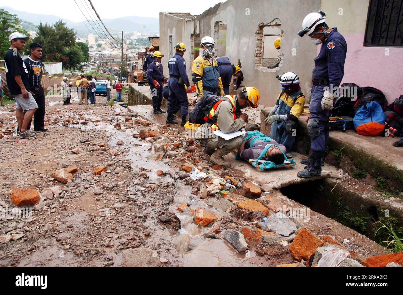 El salvador earthquake hi-res stock photography and images