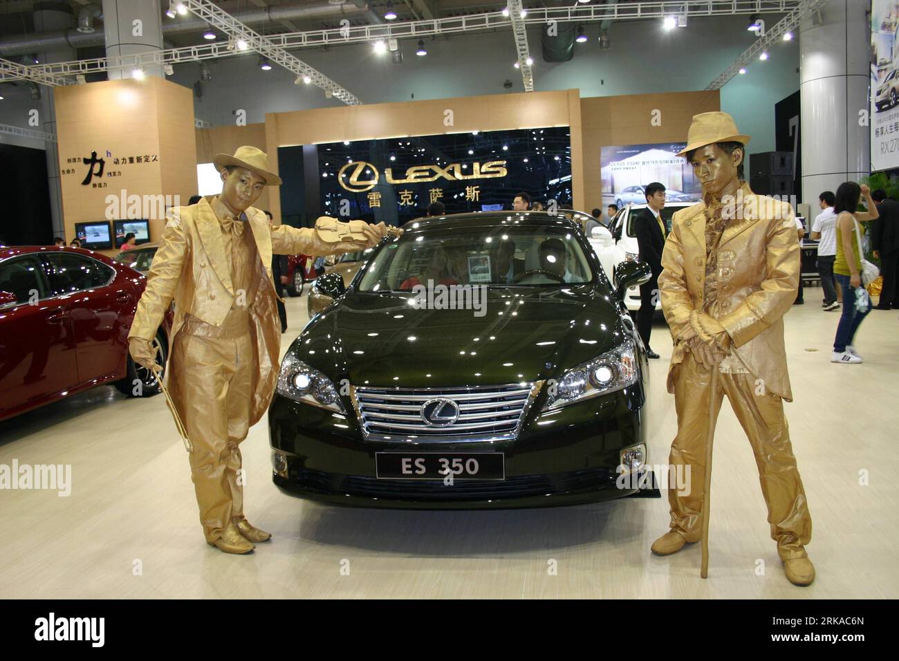 Bildnummer: 54311487  Datum: 18.08.2010  Copyright: imago/Xinhua (100818) -- DALIAN, Aug. 18, 2010 (Xinhua) -- Car models present a Lexus ES 350 during the 2010 Dalian International Automotive Exhibiton in Dalian, northeast China s Liaoning Province, Aug. 18, 2010. More than 1,100 cars from 12 countries and regions were displayed on the exhibiton, which was kicked off on Wednesday. (Xinhua/Yan Ping)  CHINA-LIAONING-DALIAN-AUTOMOTIVE EXPO (CN) PUBLICATIONxNOTxINxCHN Wirtschaft Messen Automesse Auto kbdig xdp 2010 quer o0 ES350    Bildnummer 54311487 Date 18 08 2010 Copyright Imago XINHUA  Dalia Stock Photo