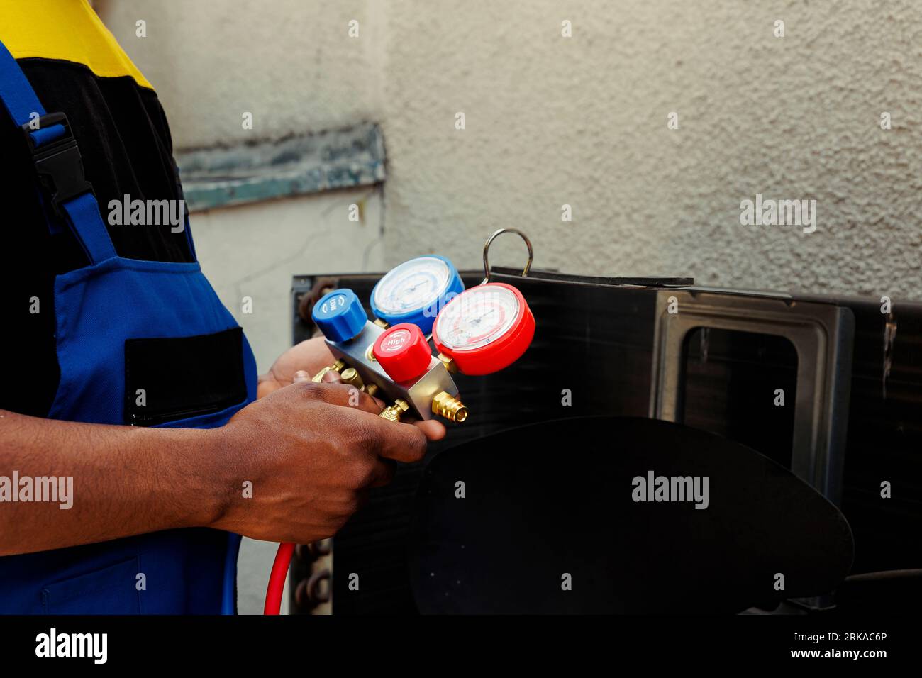 Close up of manifold gauges able to detect defective expansion valve