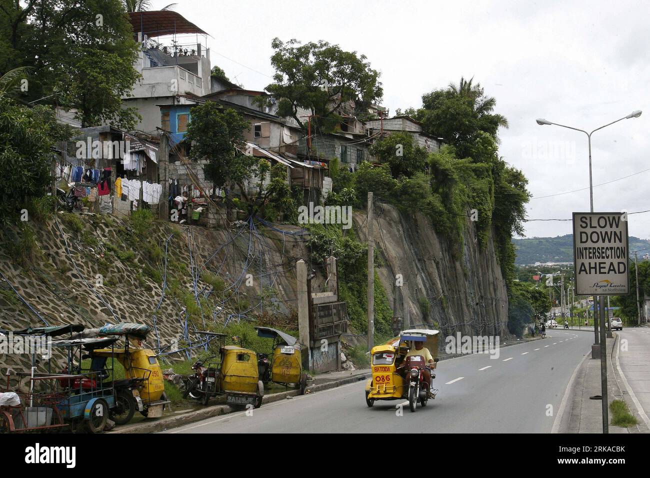 Bildnummer: 54311525  Datum: 18.08.2010  Copyright: imago/Xinhua (100818) -- MANILA, Aug. 18, 2010 (Xinhua) -- Houses are seen on the top of a hill in San Mateo, Rizal, Philippines, Aug. 18, 2010. The Philippine Atmospheric, Geophysic and Astronomical Services Administration warned the public about possible landslides due to a shallow low pressure area 60 kilometers northwest of Catarman, northern Samar. Some areas in the country that are prone to floods and landslides are inhabited by residents, according to the National Geohazard Mapping and Assessment Program done by the Mines and Geoscienc Stock Photo