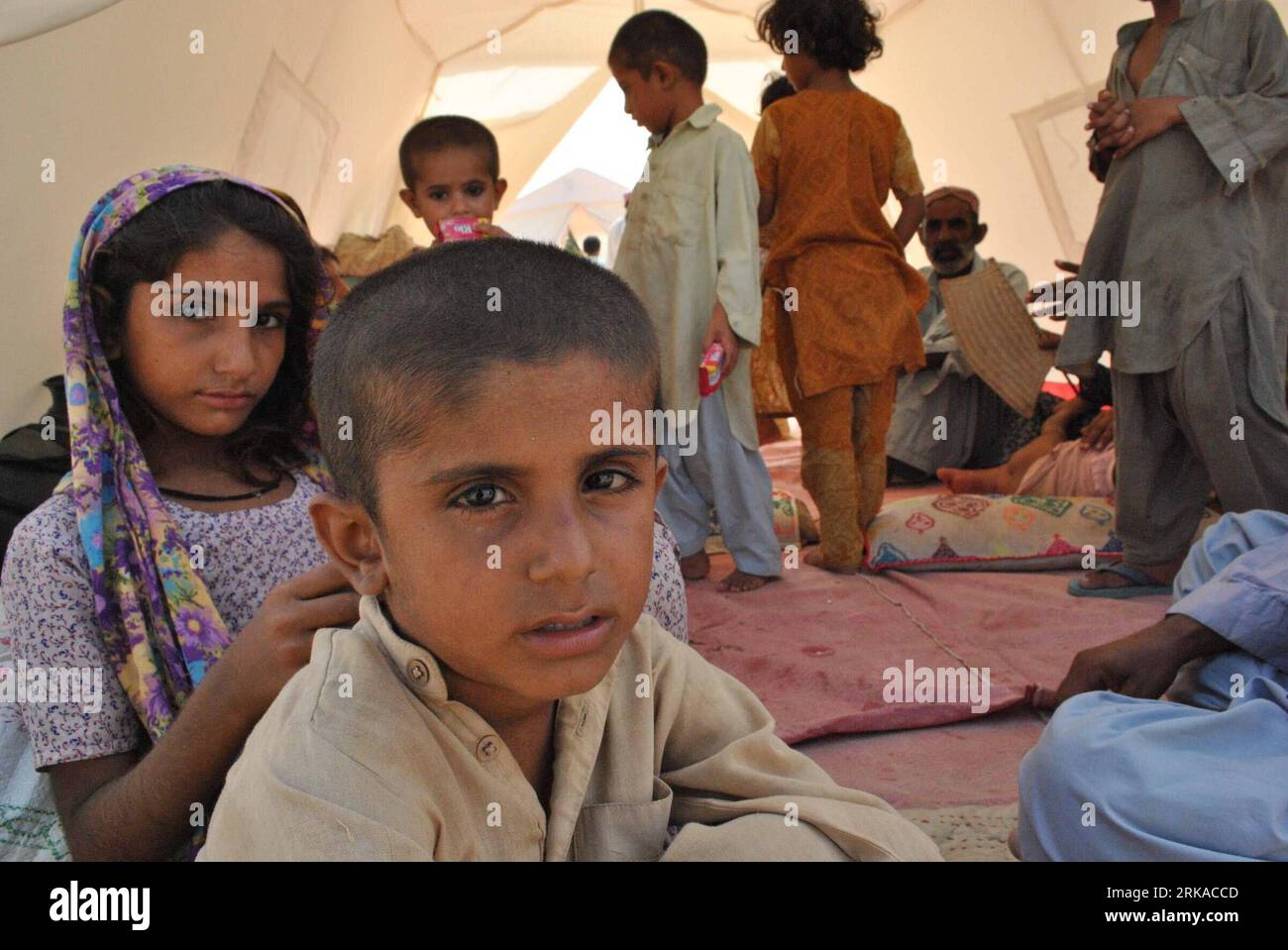 Bildnummer: 54311536  Datum: 18.08.2010  Copyright: imago/Xinhua (100818) -- DERA MURAD JAMALI, Aug. 18, 2010 (Xinhua) -- Pakistanis live in a camp after their houses were damaged in flood in Dera Murad Jamali, southwest Pakistani province of Balochistan, Aug. 18, 2010. More htan 1,600 have been killed and 15 million were affected across Pakistan in the floods during last couple of weeks. (Xinhua/Iqbal Hussain) PAKISTAN-DERA MURAD JAMALI-FLOOD-VICTIMS PUBLICATIONxNOTxINxCHN Gesellschaft Naturkatatstrophe Flut Hochwasser Kinder Flüchtlinge Flüchtlingslager kbdig xdp premiumd xint 2010 quer  o0 Stock Photo