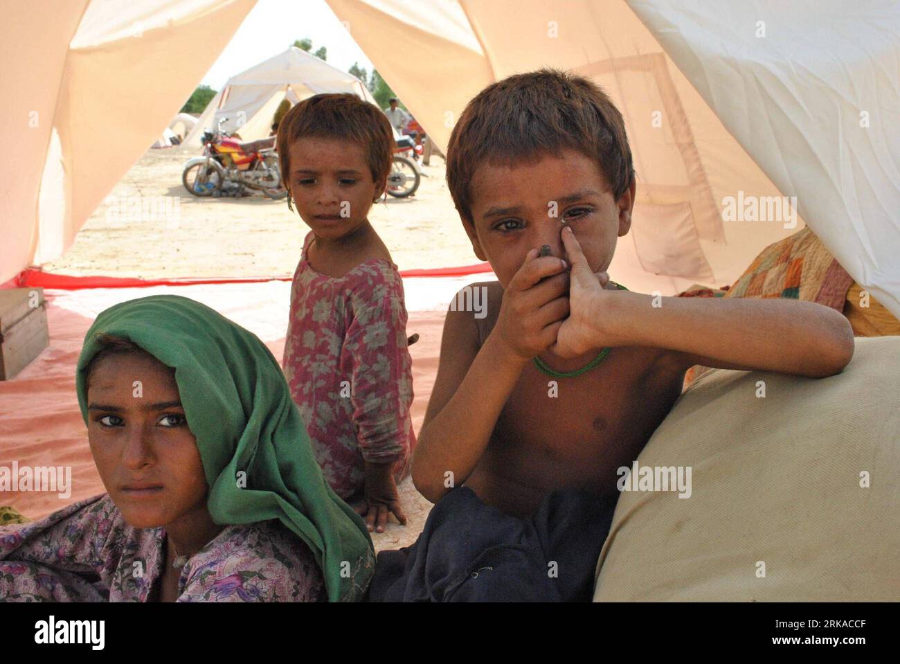 Bildnummer: 54311535  Datum: 18.08.2010  Copyright: imago/Xinhua (100818) -- DERA MURAD JAMALI, Aug. 18, 2010 (Xinhua) -- Children live in a tent after their houses were flooded in Dera Murad Jamali, southwest Pakistani province of Balochistan, Aug. 18, 2010. More htan 1,600 have been killed and 15 million were affected across Pakistan in the floods during last couple of weeks. (Xinhua/Iqbal Hussain) PAKISTAN-DERA MURAD JAMALI-FLOOD-VICTIMS PUBLICATIONxNOTxINxCHN Gesellschaft Naturkatatstrophe Flut Hochwasser Kinder Flüchtlinge Flüchtlingslager kbdig xdp premiumd xint 2010 quer o0 Unterkunft, Stock Photo