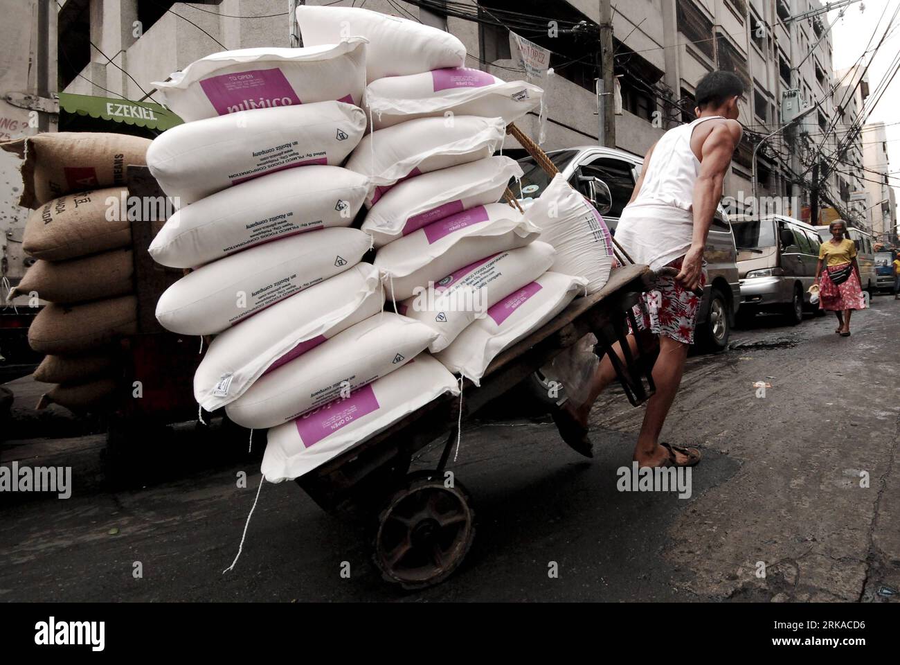 Bildnummer: 54311545  Datum: 18.08.2010  Copyright: imago/Xinhua (100818) -- MANILA, Aug. 18, 2010 (Xinhua) -- A local delivery man transports sacks of flour for distribution to retail outlets in Divisoria, Manila, the Philippines, Aug. 18, 2010. Members of the Philippine Association of Flour Millers (Pafmil) announced an increase in price of hard and soft flour to reflect the surge in wheat prices brought about by Russia s ban on grain import to protect its domestic supply. Russia recently suffered its worst-ever heat wave which could reduce the grain harvest by up to 40 percent.(Xinhua/Jon F Stock Photo