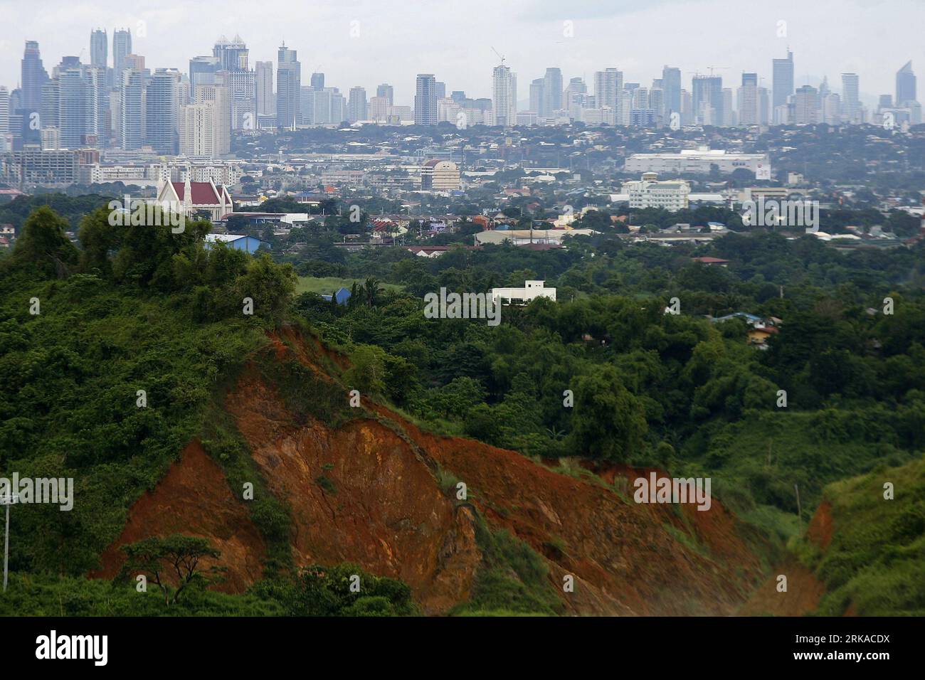 Bildnummer: 54311526  Datum: 18.08.2010  Copyright: imago/Xinhua (100818) -- MANILA, Aug. 18, 2010 (Xinhua) -- A hill is excavated as skyscrapers, residential villages and establishments around Makati City, Philippines, are seen in its background Aug. 18, 2010. The Philippine Atmospheric, Geophysic and Astronomical Services Administration warned the public about possible landslides due to a shallow low pressure area 60 kilometers northwest of Catarman, northern Samar. Some areas in the country that are prone to floods and landslides are inhabited by residents, according to the National Geohaza Stock Photo