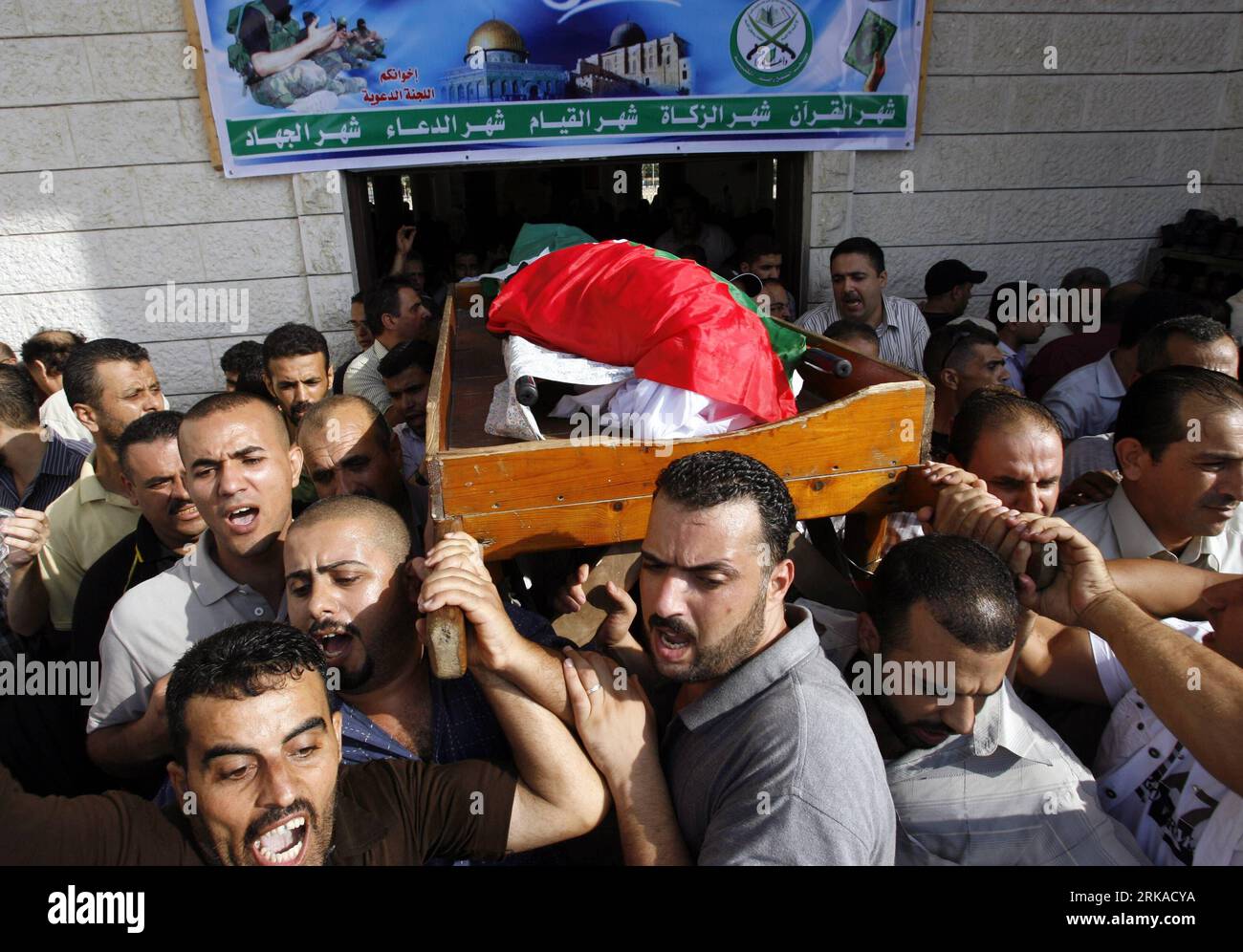Bildnummer: 54312581  Datum: 18.08.2010  Copyright: imago/Xinhua (100818) -- GAZA, Aug. 18, 2010 (Xinhua) -- Palestinian mourners carry the body of former Palestinian intelligence chief Amin al-Hindi during his funeral in Gaza City, on Aug. 18, 2010. Al-Hindi, the president s advisor for security affairs, tied to the 1972 Munich Olympic massacre, died on Tuesday when he was being treated for cancer in the Jordanian capital of Amman. (Xinhua/Wissam Nassar) (lyi) MIDEAST-GAZA-FUNERAL-AL-HINDI PUBLICATIONxNOTxINxCHN People Palästina Trauerfeier Beerdigung kbdig xsk 2010 quer o0 Trauer Leiche    B Stock Photo