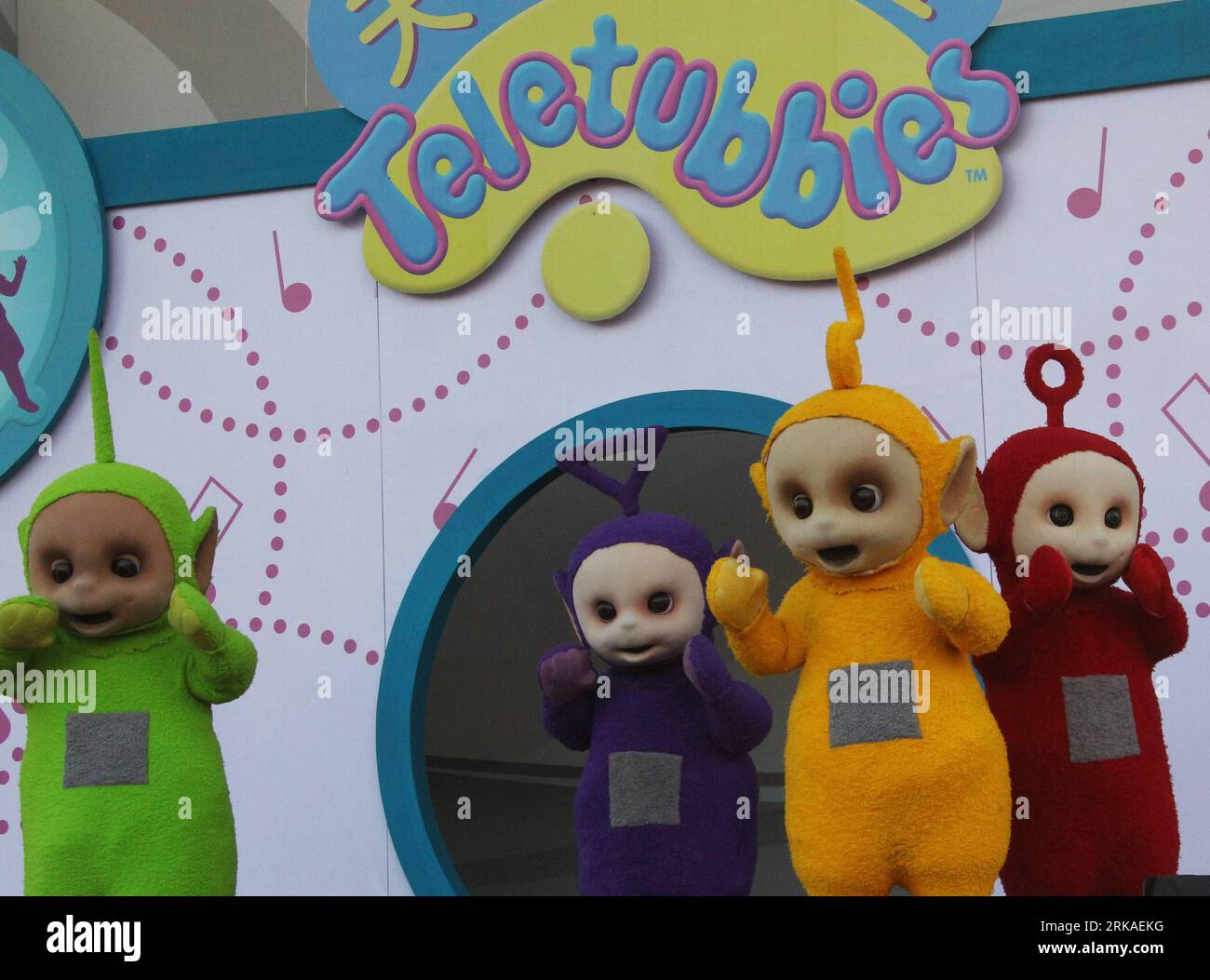 Bildnummer: 54335158  Datum: 23.08.2010  Copyright: imago/Xinhua (100823) -- SHANGHAI, Aug. 23, 2010 (Xinhua) -- Britain s Teletubbies (L-R) Dipsy, Tinky-Winky, Laa-Laa, and Po perform during their first performance at the park of the 2010 World Expo in Shanghai, east China, Aug. 23, 2010. Teletubbies presented a dancing show for the tourists of the World Expo Monday. (Xinhua/Wang Yongji) (wyo) WORLD EXPO-SHANGHAI-TELETUBBIES-PERFORMANCE (CN) PUBLICATIONxNOTxINxCHN Gesellschaft Kultur Wirtschaft EXPO Shanghai TV Fernsehen Kindersendung People kbdig xdp premiumd xint 2010 quer     Bildnummer 54 Stock Photo