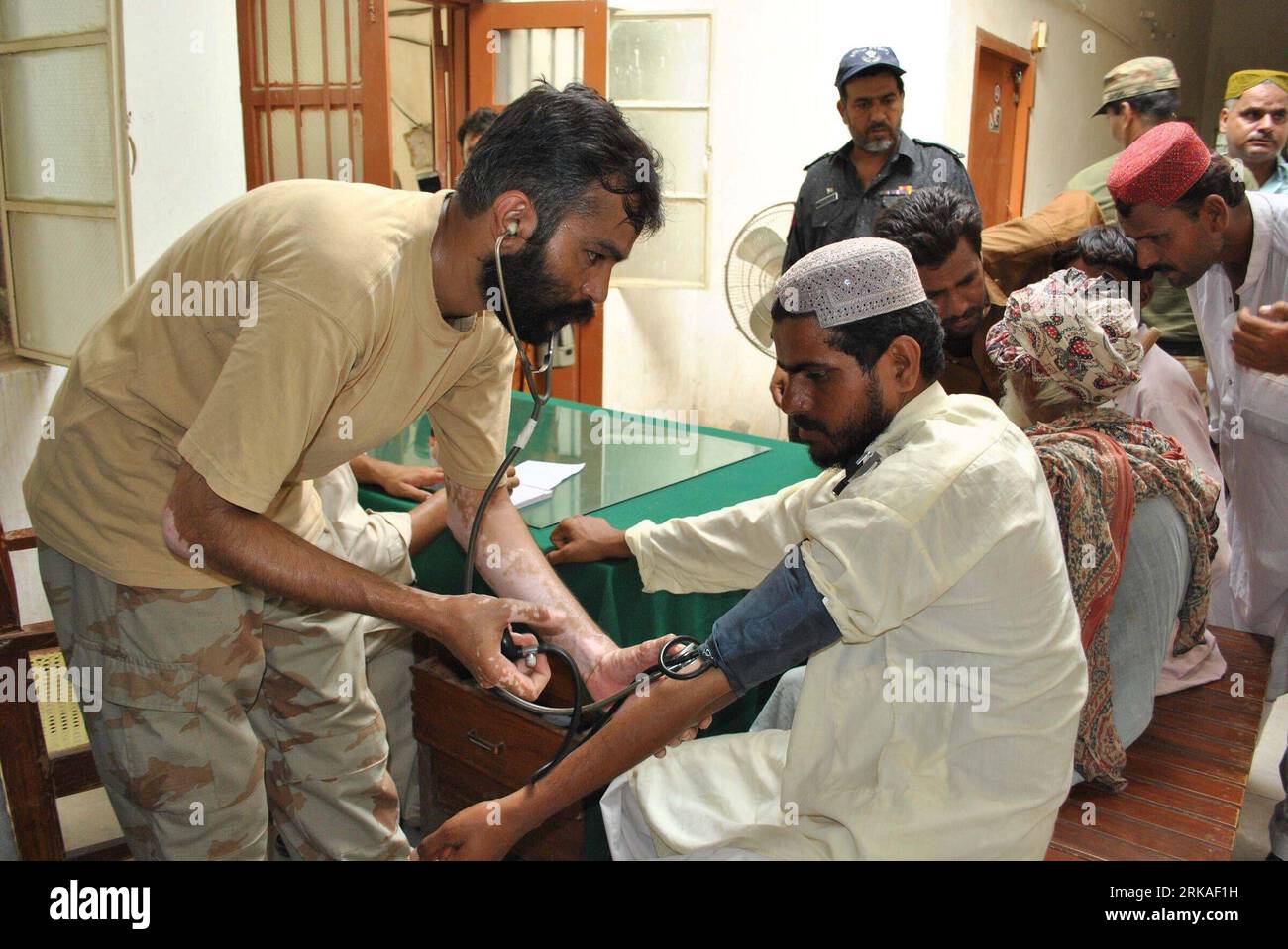 Bildnummer: 54342397  Datum: 24.08.2010  Copyright: imago/Xinhua (100824) -- DADAR, Aug. 24, 2010 (Xinhua) -- Pakistanis receive checkup at a camp set up for the displaced in flood-affected southwest Pakistan s Dadar on Aug. 24, 2010. The floods have killed over 1,500 and affected up to 20 million nationwide in Pakistan s worst natural disaster, with the threat of disease ever present in the camps sheltering survivors. (Xinhua/Iqbal Hussain)(zl) PAKISTAN-FLOOD PUBLICATIONxNOTxINxCHN Gesellschaft Naturkatastrophe Hochwasser Flut Pakistan Indus kbdig xcb 2010 quer premiumd xint o0 Arzt Behandlun Stock Photo