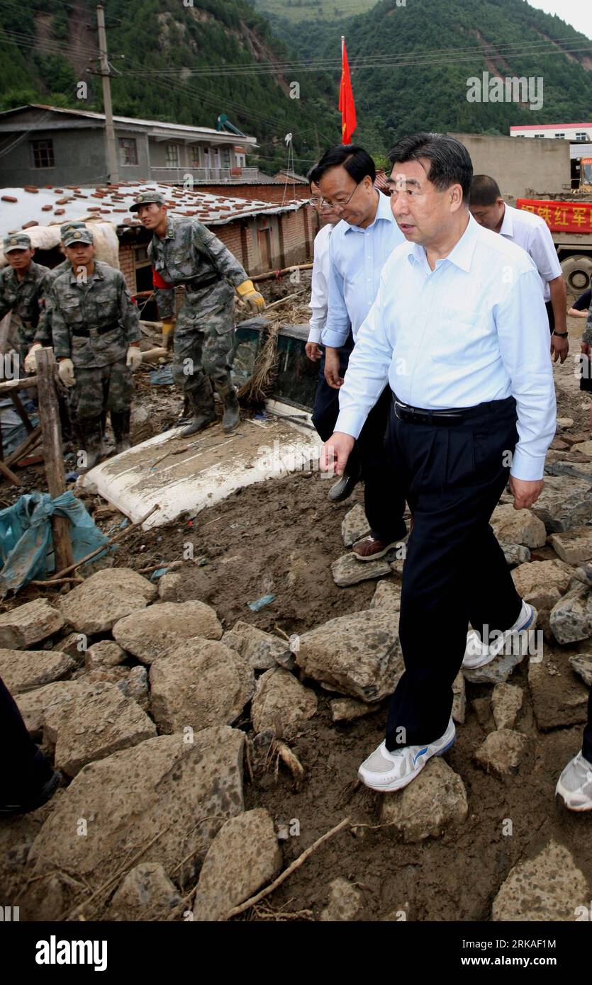 Bildnummer: 54342410  Datum: 22.08.2010  Copyright: imago/Xinhua  Chinese Vice Premier Hui Liangyu (front) inspects a market in Huangzhu Township of Chengxian County, northwest China s Gansu Province, Aug. 22, 2010. Hui visited flood-and mudslide-hit Longnan and Tianshui cities in Gansu Province recently. (Xinhua/Yao Dawei) (zhs) CHINA-GANSU-HUI LIANGYU-INSPECTION (CN) PUBLICATIONxNOTxINxCHN People Politik China kbdig xcb 2010 hoch    Bildnummer 54342410 Date 22 08 2010 Copyright Imago XINHUA Chinese Vice Premier Hui Liangyu Front inspect a Market in Huangzhu Township of Cheng Xian County Nort Stock Photo