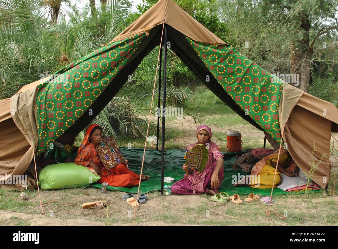 Bildnummer: 54342395  Datum: 24.08.2010  Copyright: imago/Xinhua (100824) -- DADAR, Aug. 24, 2010 (Xinhua) -- Pakistani women take rest at a camp set up for the displaced in flood-affected southwest Pakistan s Dadar on Aug. 24, 2010. The floods have killed over 1,500 and affected up to 20 million nationwide in Pakistan s worst natural disaster, with the threat of disease ever present in the camps sheltering survivors. (Xinhua/Iqbal Hussain)(zl) PAKISTAN-FLOOD PUBLICATIONxNOTxINxCHN Gesellschaft Naturkatastrophe Hochwasser Flut Pakistan Indus kbdig xcb 2010 quer premiumd xint o0 Zelt Flutopfer Stock Photo