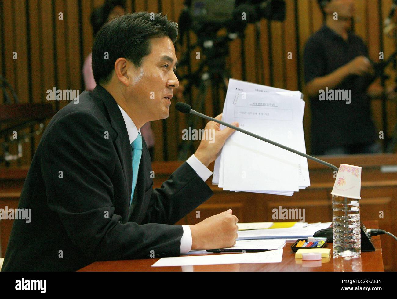Bildnummer: 54342424  Datum: 24.08.2010  Copyright: imago/Xinhua (100824) -- SEOUL, Aug. 24, 2010 (Xinhua) -- South Korean Prime Minister-nominee Kim Tae-ho answers questions at a parliamentary confirmation hearing in Seoul, capital of South Korea, on Aug. 24. 2010. Kim Tae-ho faced a tough grilling at a parliamentary confirmation hearing Tuesday, as the 48-year-old former governor seeks to become the youngest in four decades to take up the top Cabinet job. (Xinhua/Park Jin-hee)(djj) SOUTH KOREA-SEOUL-POLITICS PUBLICATIONxNOTxINxCHN People Politik kbdig xcb 2010 quer premiumd xint     Bildnumm Stock Photo