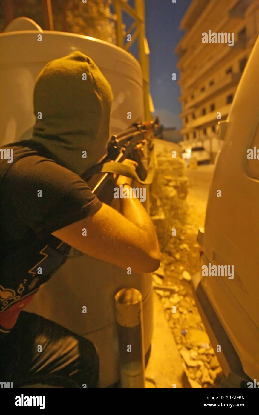 Bildnummer: 54343523  Datum: 24.08.2010  Copyright: imago/Xinhua A man takes part in an armed clashes in Burj abu Haidar neighborhood, west of Beirut, capital of Lebanon, Aug. 24, 2010. Two members from Lebanon s Shiite Hezbollah militia died in armed clashes between Sunni Muslim s Association of Islamic Charitable Projects and Hezbollah supporters on Tuesday night near Beirut, local TV channels reported. (Xinhua/Koka) (wjd) LEBANON-BEIRUT-CLASH-HEZBOLLAH PUBLICATIONxNOTxINxCHN Gesellschaft Ausschreitung Krawalle Strassenkämpfe premiumd xint kbdig xsk 2010 hoch    Bildnummer 54343523 Date 24 0 Stock Photo
