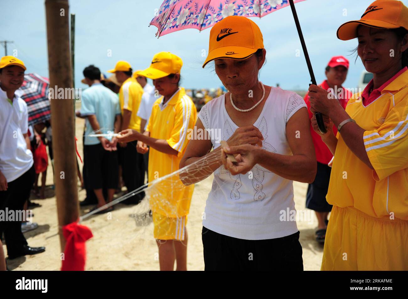 Bildnummer: 54350401  Datum: 25.08.2010  Copyright: imago/Xinhua (100825) -- QIONGHAI, Aug. 25, 2010 (Xinhua) -- Photo taken on Aug. 25, 2010 shows a woman weaves during a fishing net weaving competition at the First Hainan Traditional Cultural Festival in Qionghai, south China s Hainan Province. The 1st Hainan Traditional Cultural Festival opens on Wednesday. A series of competitions and performances will be held during the festival. (Xinhua/Meng Zhongde) (xzj) CHINA-HAINAN-QIONGHAI-CULTURE FESTIVAL (CN) PUBLICATIONxNOTxINxCHN Gesellschaft Kultur Kulturfestival Festival kbdig xub 2010 quer o0 Stock Photo