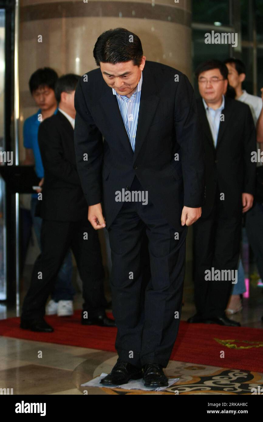 Bildnummer: 54360919  Datum: 29.08.2010  Copyright: imago/Xinhua (100829) -- SEOUL, Aug. 29, 2010 (Xinhua) -- South Korean Prime Minister nominee Kim Tae-ho makes a bow after announcing his resignation at a press conference in Seoul, South Korea, on Aug. 29, 2010. Kim Tae-ho announced his resignation Sunday amid escalating controversy over his ethical qualifications. (Xinhua/Park Jin-hee) (ypf) SOUTH KOREA-KIM TAE-HO-RESIGNATION PUBLICATIONxNOTxINxCHN People Politik kbdig xsk 2010 hoch premiumd xint o0 Verbeugung    Bildnummer 54360919 Date 29 08 2010 Copyright Imago XINHUA  Seoul Aug 29 2010 Stock Photo