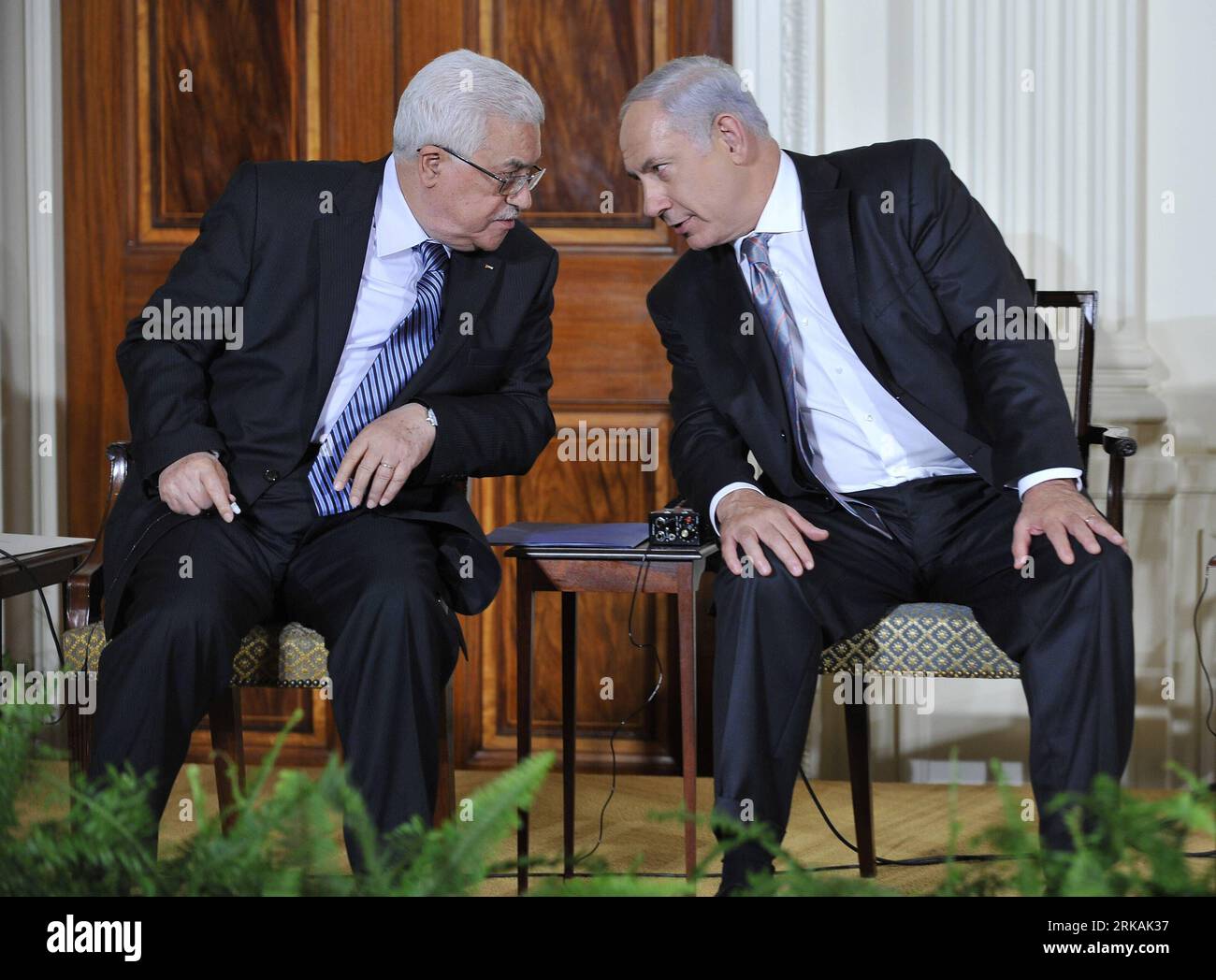 100902 -- WASHINGTON, Sept. 2, 2010 Xinhua -- Palestinian National Authority PNA Chairman Mahmoud Abbas L talks with Israeli Prime Minister Benjamin Netanyahu during a press conference about the Middle East peace talks at the East Room of the White House in Washington D.C., capital of the United States, Sept. 1, 2010. Xinhua/Zhang Jun msq U.S.-WASHINGTON-MIDEAST TALKS-PRESS CONFERENCE PUBLICATIONxNOTxINxCHN Stock Photo