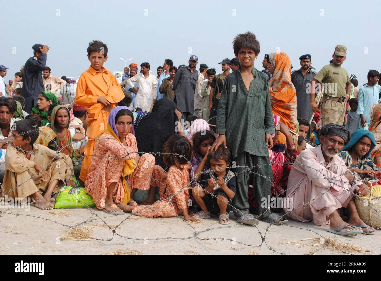 Bildnummer: 54392168  Datum: 02.09.2010  Copyright: imago/Xinhua (100902) -- BALOCHISTAN, Sept. 2, 2010 (Xinhua) -- Pakistani flood survivors sit on ground and wait for relief goods in Dera Murad Jamali, Balochistan, southwest Pakistan, Sept. 2, 2010. The month-long devastating floods, the worst in Pakistan s history, have killed at least 1,710 and affected over 20 million others. (Xinhua/Iqbal Hussain)(wjd) PAKISTAN-BALOCHISTAN-FLOODS PUBLICATIONxNOTxINxCHN Gesellschaft Naturkatatstrophe Überschwemmung Hochwasser Flut kbdig xdp 2010 quer   o0 Totale Opfer Notunterkunft    Bildnummer 54392168 Stock Photo