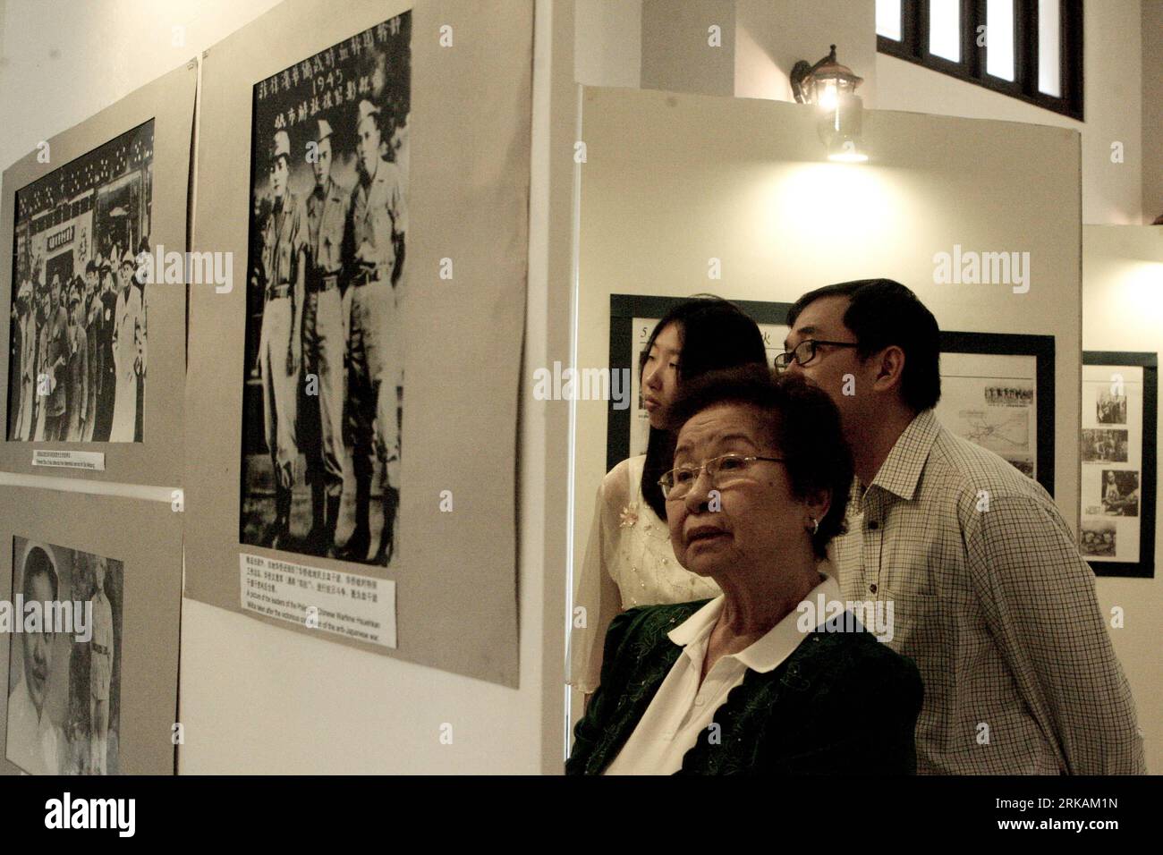 Bildnummer: 54400951  Datum: 03.09.2010  Copyright: imago/Xinhua (100903) -- MANILA, Sep. 3, 2010 (Xinhua) -- visit the photos displayed at the photo exhibition marking the 65th anniversary of Chinese anti-Japanese War in Manila, capital of the Philippines, September 3, 2010.(Xinhua/Jon Fabrigar) (lyi) PHILIPPINES-CHINA-65TH ANNIVERSARY-ANTI-JAPANESE WAR-PHOTO EXHIBITION PUBLICATIONxNOTxINxCHN Gesellschaft Gedenken 65. Jahrestag Zweiter Japanisch Chinesischer Krieg Kriegsende kbdig xng 2010 quer premiumd xint o0 Ausstellung, Fotoausstellung    Bildnummer 54400951 Date 03 09 2010 Copyright Imag Stock Photo