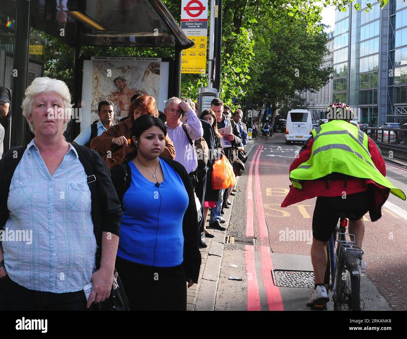 Bildnummer: 54409193  Datum: 07.09.2010  Copyright: imago/Xinhua (100907) -- LONDON, Sept. 7, 2010 (Xinhua) -- A cycler rides past the crowd at a bus station near the closed Euston Square Tube Station in London, Britain, Sept. 7, 2010. The first of a series of 24-hour strike called by RMT and TSSA union members started on Monday afternoon, affecting most of the underground lines and millions of passengers in London. (Xinhua/Zeng Yi) (lyi) UK-LONDON-TUBE STRIKE PUBLICATIONxNOTxINxCHN Gesellschaft Verkehr U Bahn UBahn Streik öffentliche Verkehrsmittel Premiumd xint kbdig xub 2010 quer 0o Radfahr Stock Photo