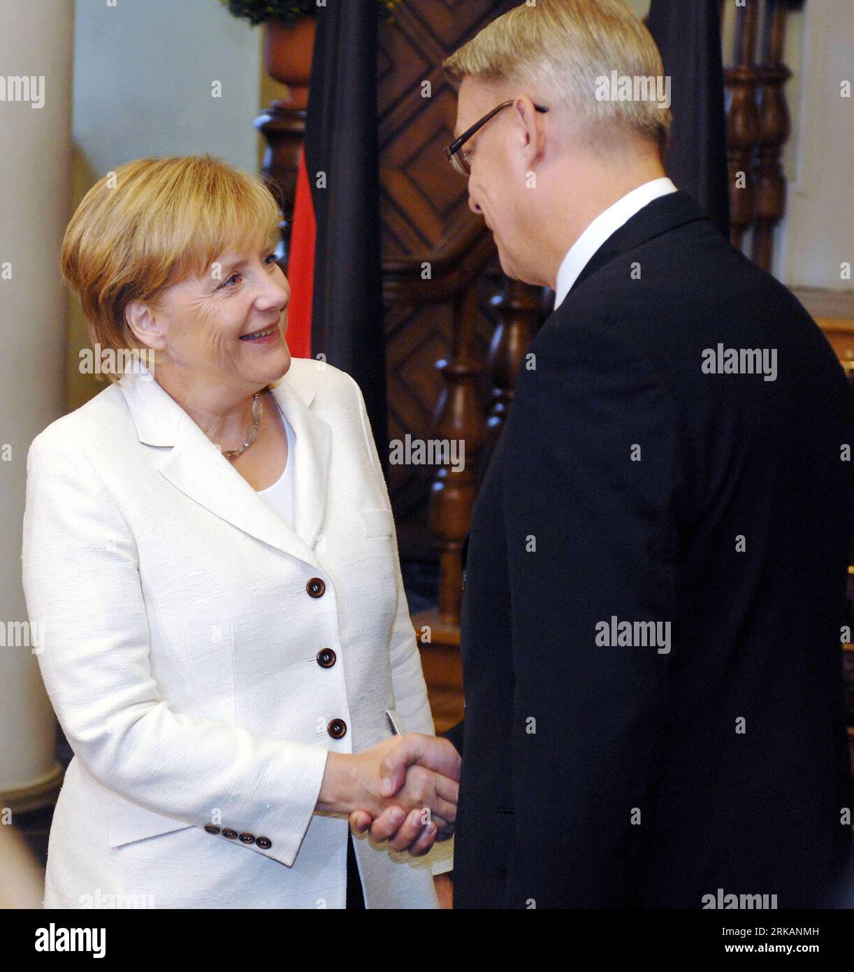Bildnummer: 54409241  Datum: 07.09.2010  Copyright: imago/Xinhua (100907) -- RIGA, Sept. 7, 2010 (Xinhua) -- Visiting German Chancellor Angela Merkel (L) shakes hands with Latvian President Valdis Zatlers as they meet in Riga, Latvia, Sept. 7, 2010. Merkel was in Latvia for an official visit. (Xinhua/Yang Dehong)(zl) LATVIA-RIGA-GERMANY-VISIT PUBLICATIONxNOTxINxCHN Politik People Premiumd xint kbdig xub 2010 quadrat     Bildnummer 54409241 Date 07 09 2010 Copyright Imago XINHUA  Riga Sept 7 2010 XINHUA Visiting German Chancellor Angela Merkel l Shakes Hands With Latvian President Valdis Zatler Stock Photo