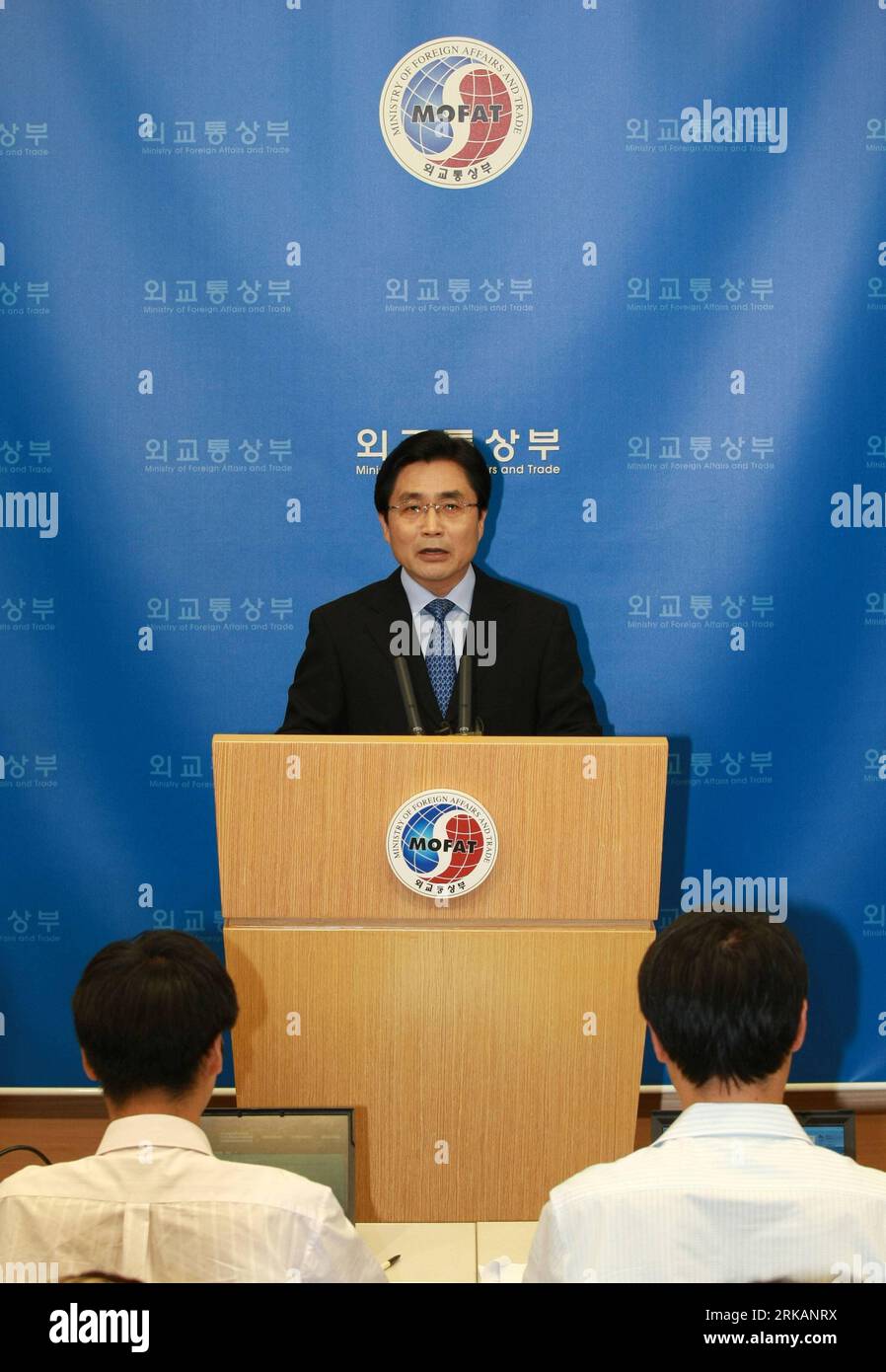 Bildnummer: 54410890  Datum: 08.09.2010  Copyright: imago/Xinhua (100908) -- SEOUL, Sep. 8, 2010 (Xinhua) -- South Korean Foreign Ministry spokesman Kim Young-Sun attend a press conference about independent sanctions on Iran at the Ministry of Foreign Affairs in Seoul, capital of South Korea, Sep. 8, 2010. South Korea unveiled independent sanctions on Iran Wednesday for its contentious nuclear program suspected to be a cover for developing nuclear weapons, joining the U.S.-led campaign to punish the country. (Xinhua/Park Jin-hee) (yc) SOUTH KOREA-IRAN-NUCLEAR-SANCTIONS PUBLICATIONxNOTxINxCHN P Stock Photo