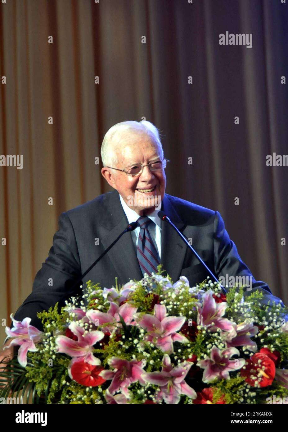 Bildnummer: 54410404  Datum: 07.09.2010  Copyright: imago/Xinhua (100907) -- ZHIJIANG, Sept. 7, 2010 (Xinhua) -- Former U.S. President Jimmy Carter addresses the opening ceremony of the 4th China Zhijiang International Peace Culture Festival in Zhijiang County, central China s Hunan Province, Sept. 7, 2010. More than 300 guests from all over the world were invited to the festival, one of the celebration activity for the 65th anniversary of the Japanese surrendering to China and the end of the worldwide Anti-Fascism War. Zhijiang County was the place where Japanese invaders surrendered to China Stock Photo