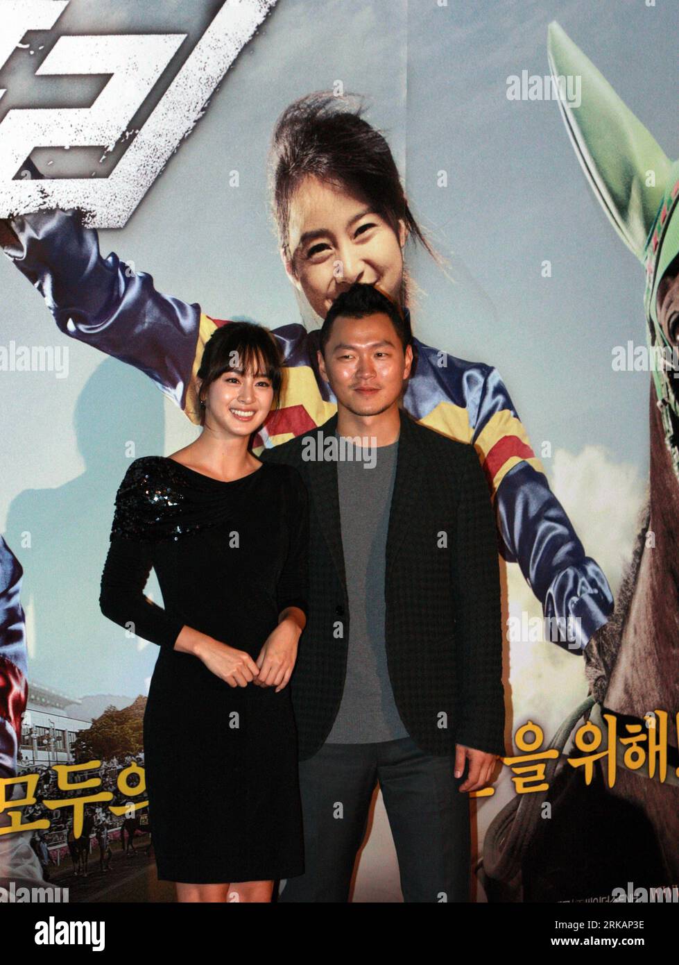 Bildnummer: 54411006  Datum: 07.09.2010  Copyright: imago/Xinhua (100907) -- SEOUL, Sept. 7, 2010 (Xinhua) -- Leading actress Kim Tae Hee (L) and leading actor Yang Dong-Geun of the movie Grand Prix attends the trial show of the movie in Seoul, capital of South Korea, on Sept. 7, 2010. (Xinhua/He Lulu) (zcq) SOUTH KOREA-SEOUL-MOVIE PUBLICATIONxNOTxINxCHN People Film kbdig xcb 2010 hoch     Bildnummer 54411006 Date 07 09 2010 Copyright Imago XINHUA  Seoul Sept 7 2010 XINHUA Leading actress Kim Tae Hee l and Leading Actor Yang Dong Geun of The Movie Grand Prix Attends The Trial Show of The Movie Stock Photo