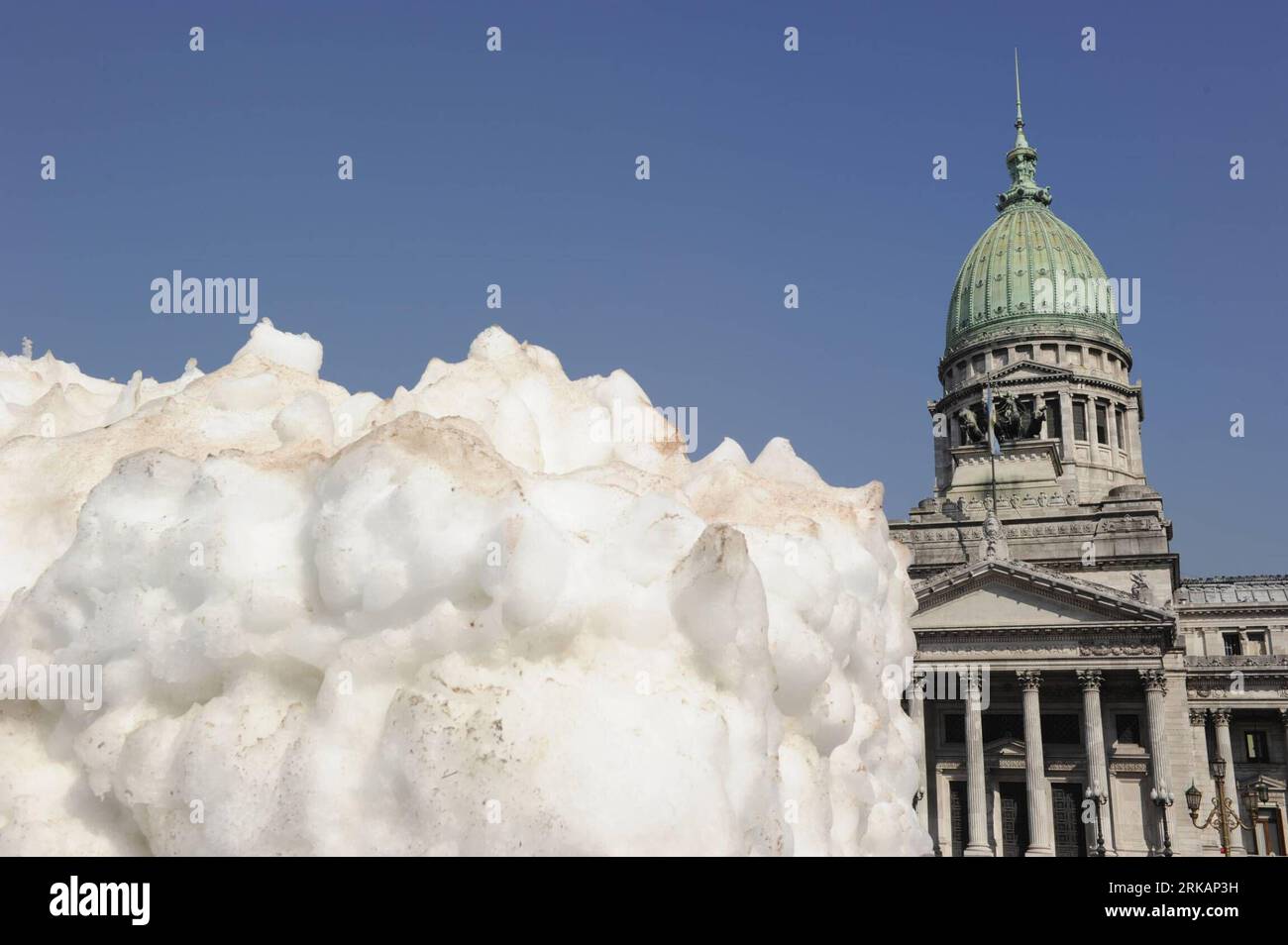 Bildnummer: 54410921  Datum: 07.09.2010  Copyright: imago/Xinhua (100908) -- BUENOS AIRES, Sept. 8, 2010 (Xinhua) -- A huge ice block is placed in front of the Parliamentary Building in Buenos Aires, Argentina, Sept. 7, 2010. The ice block was set by Green Peace to protest against the parliment s slow progress on passing the law of the protection of glacier. (Xinhua/Martin Katz) (lyx) ARGENTINA-BUENOS AIRES-GREEN PEACE-PROTEST PUBLICATIONxNOTxINxCHN Politik Proteste kbdig xkg 2010 quer o0 Schnee Eis Erderwärmung Klimawandel  Demo Greenpeace    Bildnummer 54410921 Date 07 09 2010 Copyright Imag Stock Photo