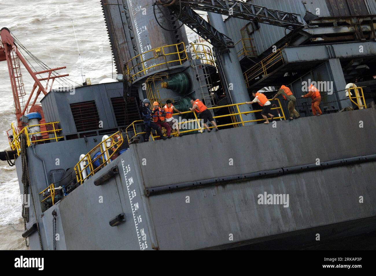 Bildnummer: 54410924  Datum: 08.09.2010  Copyright: imago/Xinhua (100908) -- DONGYING, Sept. 8, 2010 (Xinhua) -- Photo taken on Sept. 8, 2010 shows the disfigured drilling platform of the Shengli Oilfield in the Bohai Bay, east China s Shandong Province. A drilling platform of the Shengli Oilfield in the Bohai Bay leaned on a 45-degree angle to the sea late at night on Tuesday. Thirty-four of the 36 on the platform have been rescued, but two others are missing. (Xinhua/Zhu Zheng) (mcg) #CHINA-SHANDONG-DONGYING-OIL DRILLING PLATFORM-ACCIDENT-RESCUE (CN) PUBLICATIONxNOTxINxCHN Wirtschaft Gesells Stock Photo