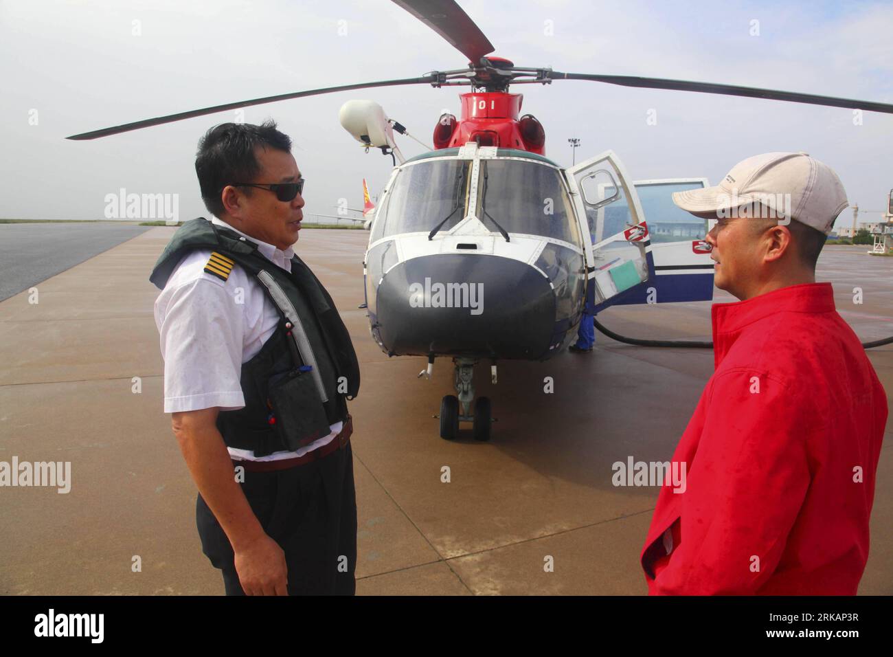 Bildnummer: 54410931  Datum: 08.09.2010  Copyright: imago/Xinhua (100908) -- DONGYING (SHANDONG), Sept. 8, 2010 (Xinhua) -- Rescuers communicate at Yong an Airport in Dongying, east China s Shandong Province, Sept. 8, 2010. A drilling platform of Shengli Oilfield on the Bohai Bay leaned on a 45 degree angle to the sea at 11 p.m. on Tuesday. Thirty-four were rescued, and another two still missing. (Xinhua) (wxy) CHINA-SHANDONG-DONGYING-OIL DRILLING PLATFORM-ACCIDENT (CN) PUBLICATIONxNOTxINxCHN Wirtschaft Gesellschaft Unglück Unfall Ölplattform premiumd xint kbdig xkg 2010 quer  o0 Bohrplattform Stock Photo