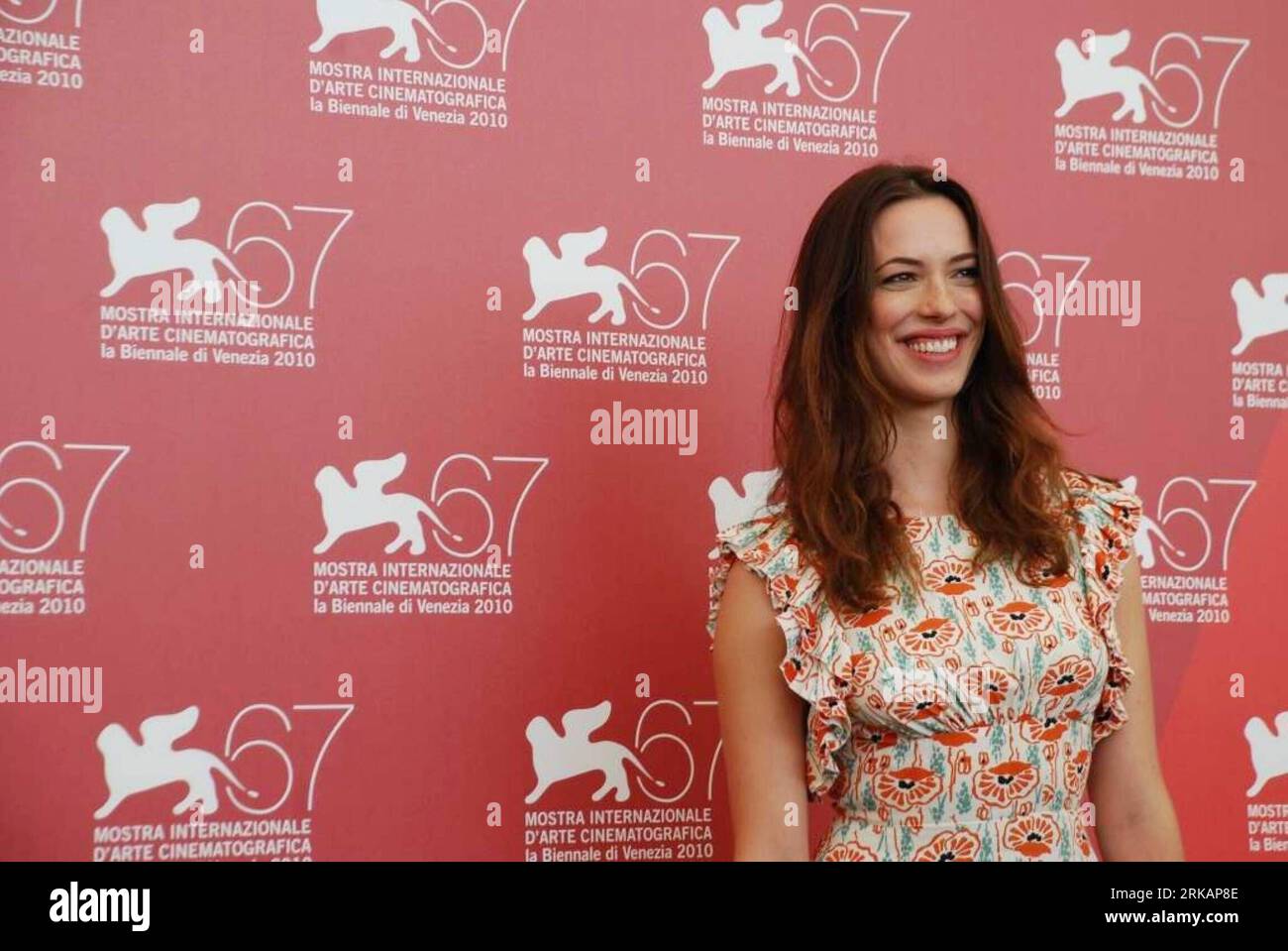 Bildnummer: 54411854  Datum: 08.09.2010  Copyright: imago/Xinhua VENICE, Sept. 8, 2010 (Xinhua) -- American actress Rebecca Hall attends the photocall of The Town during the 67th Venice Film Festival in Venice, north Italy, Sept. 8, 2010. (Xinhua/Silvia Cesari) (zcq) ITALY-VENICE-FILM-THE TOWN PUBLICATIONxNOTxINxCHN Kultur Entertainment People Film 67. Internationale Filmfestspiele Venedig Filmpremiere kbdig xsp 2010 quer Highlight premiumd xint o0 Stadt ohne Gnade    Bildnummer 54411854 Date 08 09 2010 Copyright Imago XINHUA Venice Sept 8 2010 XINHUA American actress Rebecca Hall Attends The Stock Photo